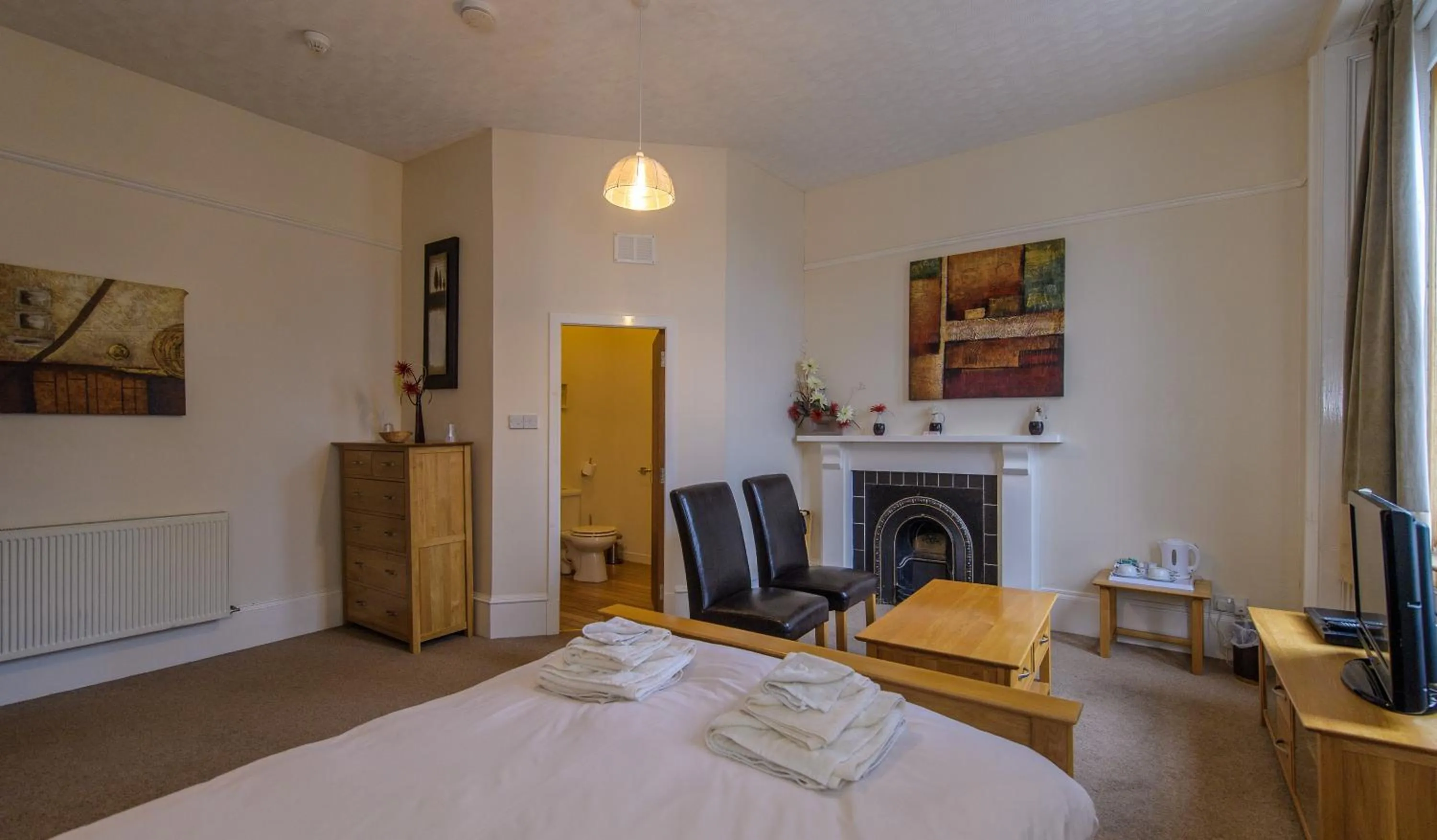 Bedroom, Bed in Cheers Cafe Bar & Tavern