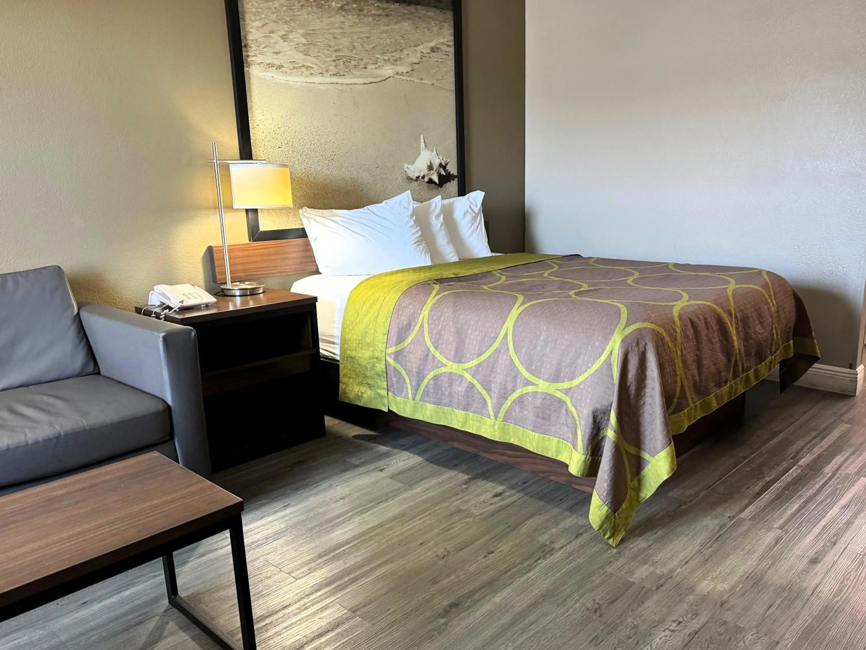 Bedroom, Bed in Super 8 by Wyndham Bay St. Louis