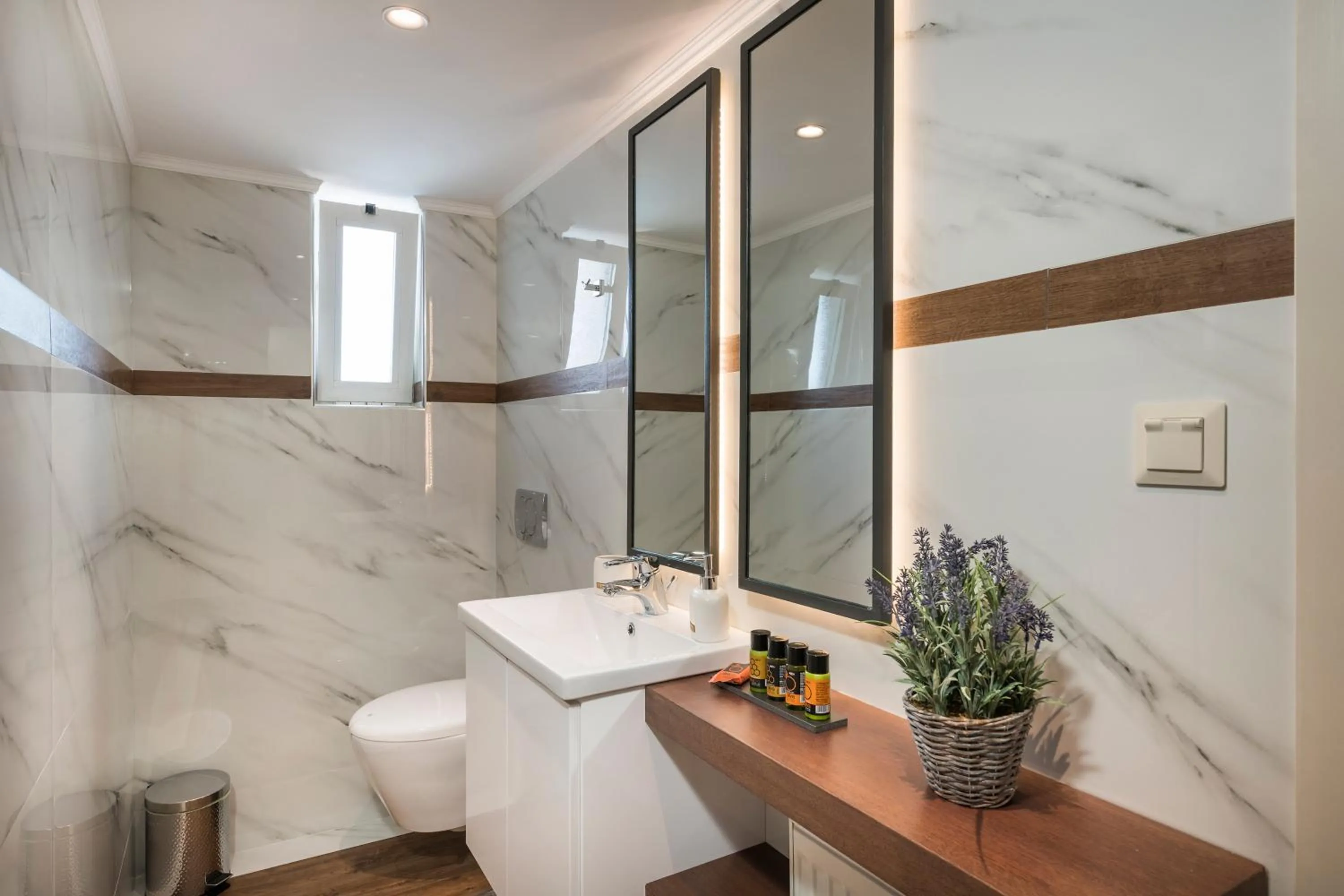 Toilet in Sun Ray Luxury Apartments