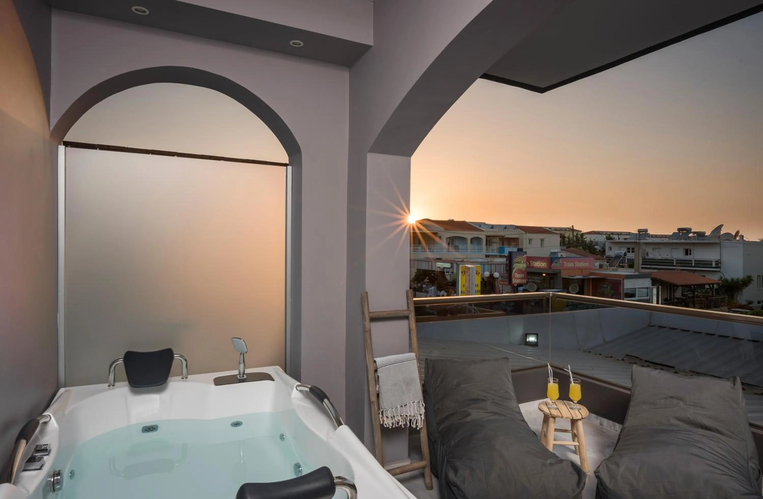 Hot Tub in Sun Ray Luxury Apartments