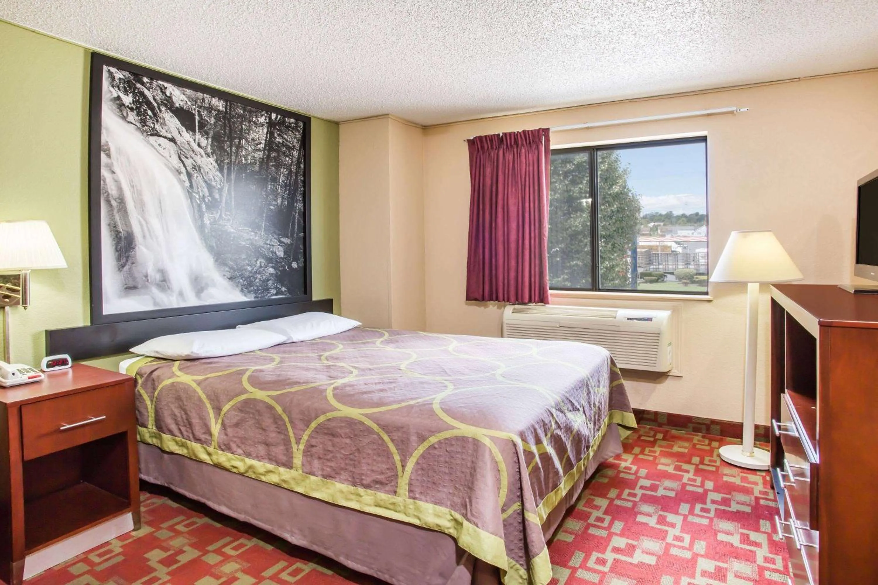 Photo of the whole room, Bed in Super 8 by Wyndham Harrisonburg