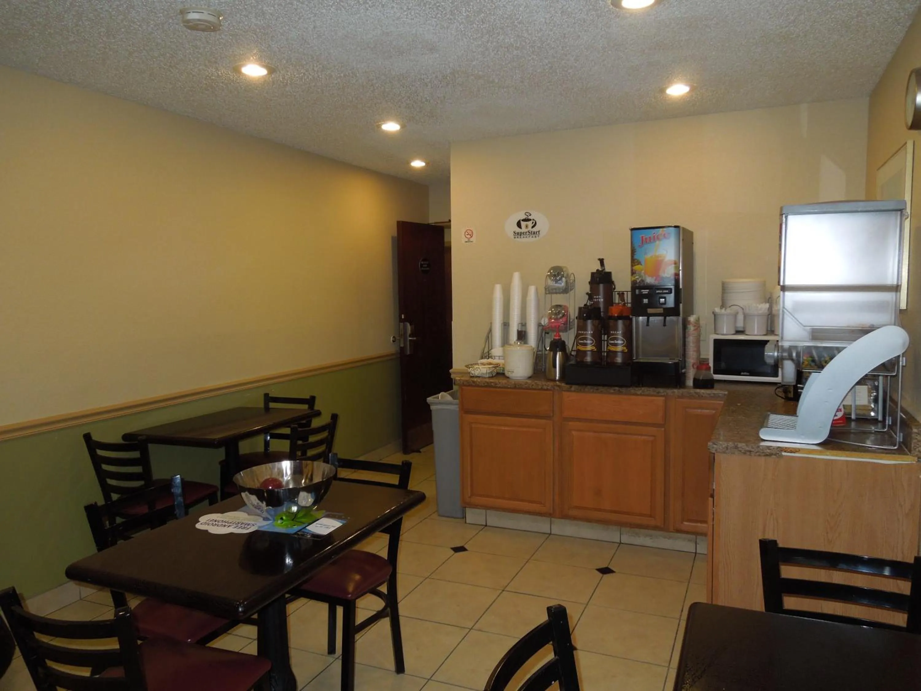 Restaurant/places to eat in Super 8 by Wyndham Harrisonburg