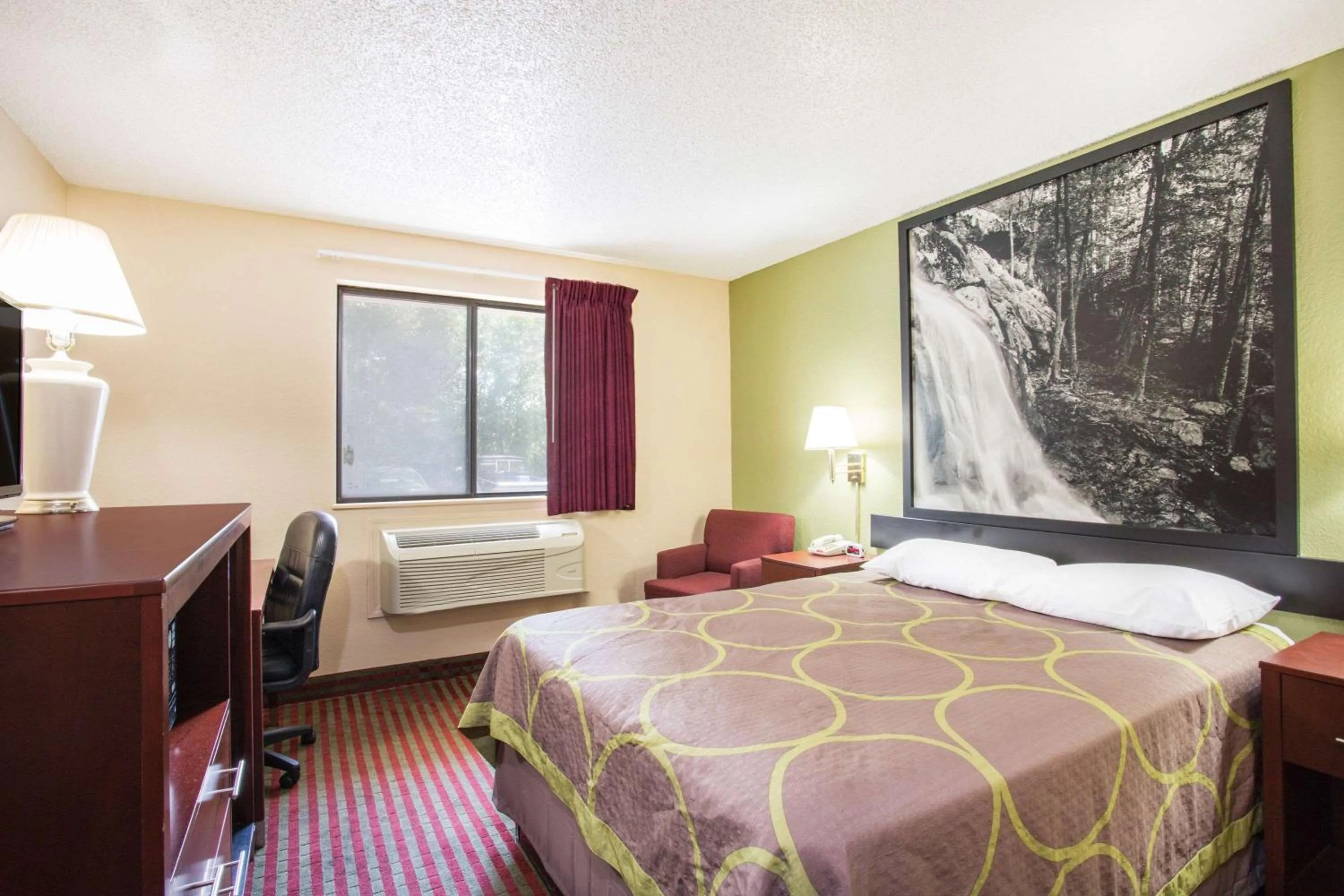 Photo of the whole room, Bed in Super 8 by Wyndham Harrisonburg