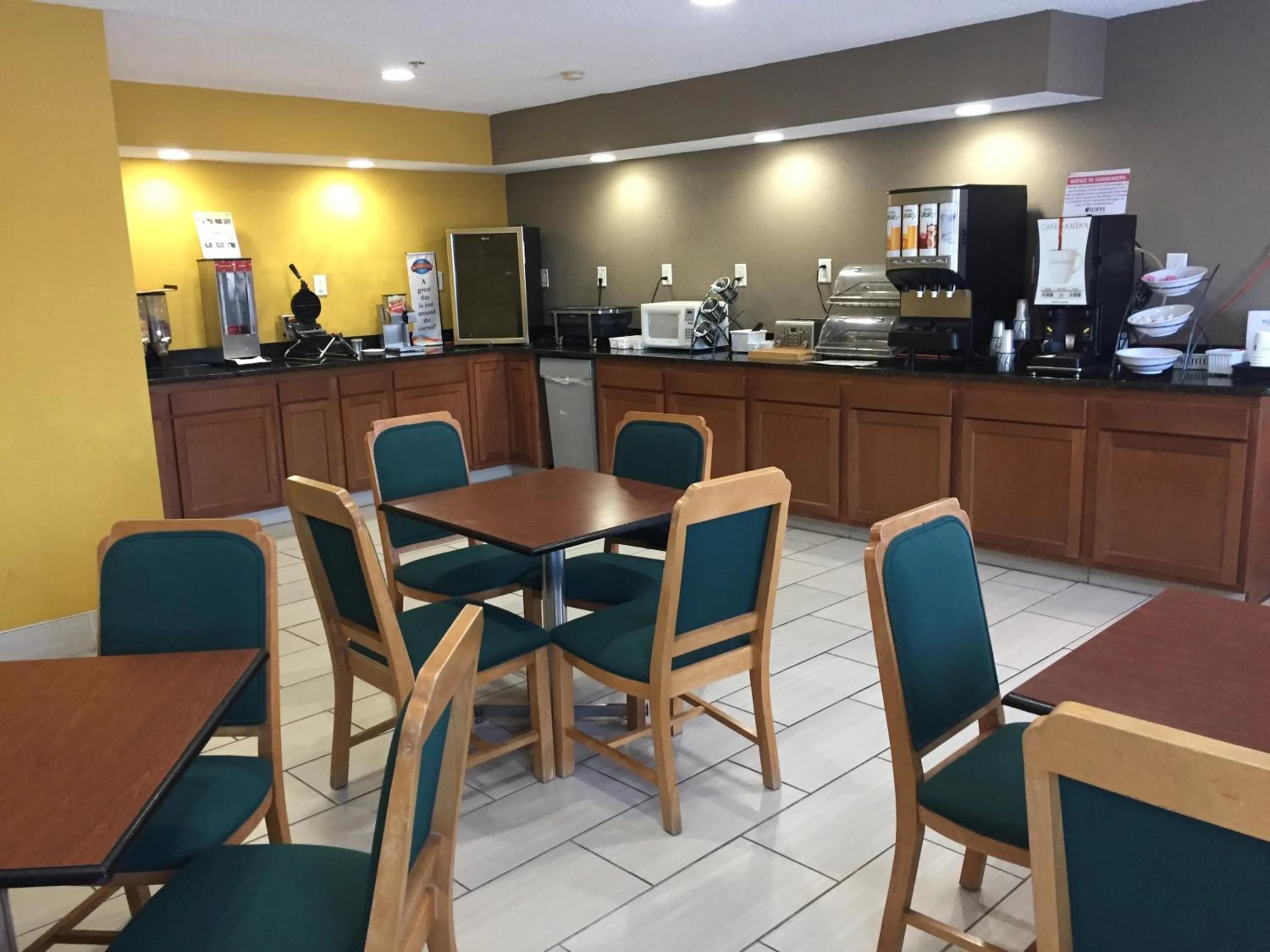 Dining area in Baymont by Wyndham Harvard
