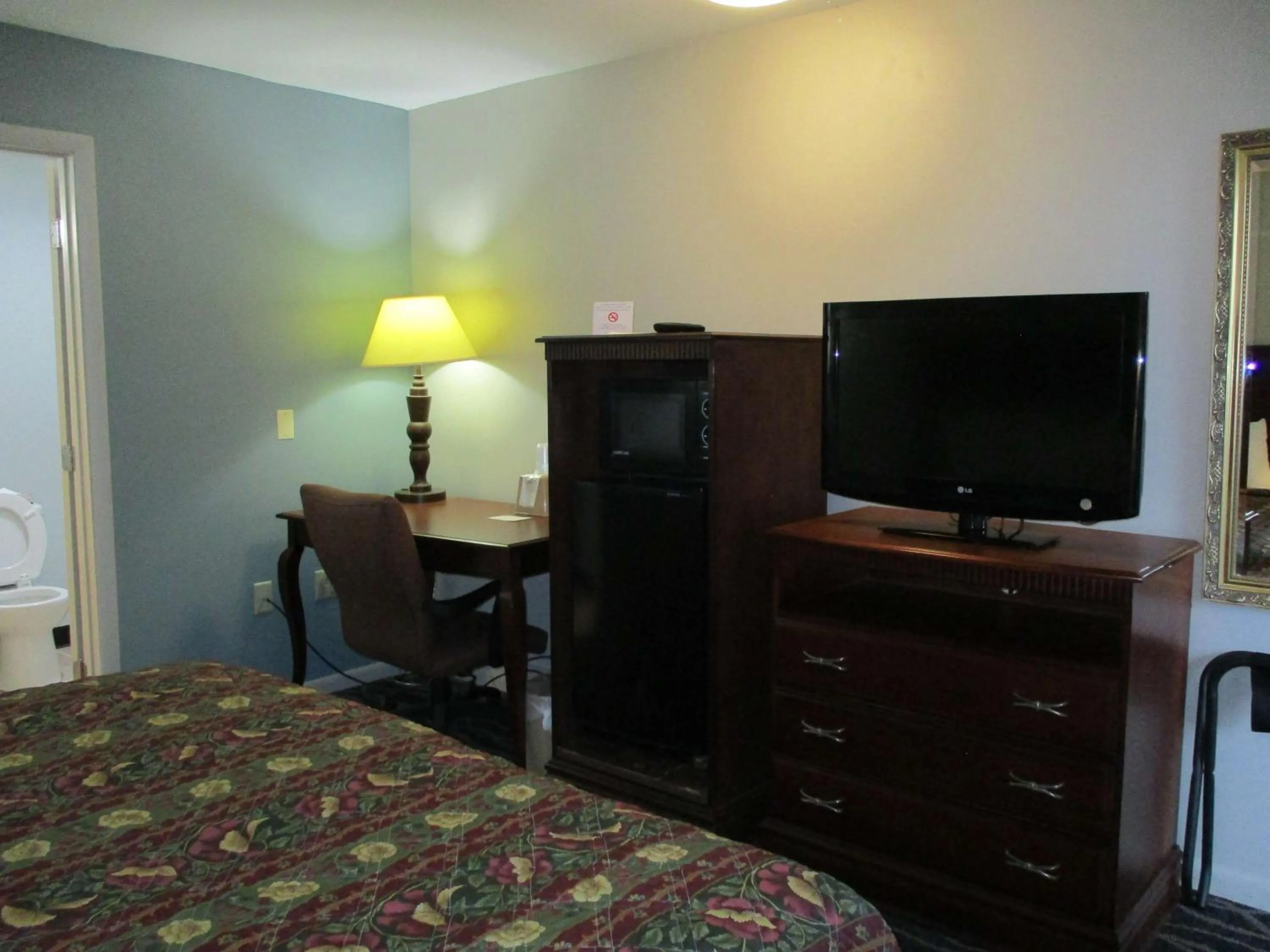 Photo of the whole room, Bed in Motel 6-Shartlesville, PA