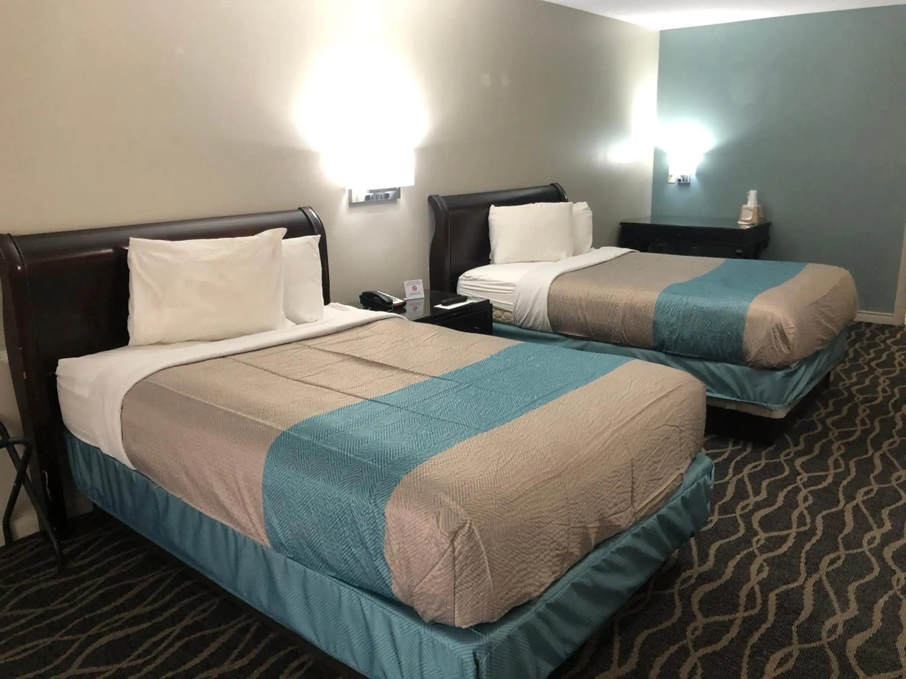 Deluxe Quadruple Room - Non-Smoking in Motel 6-Shartlesville, PA Deluxe Quadruple Room - Non-Smoking in Motel 6-Shartlesville, PA