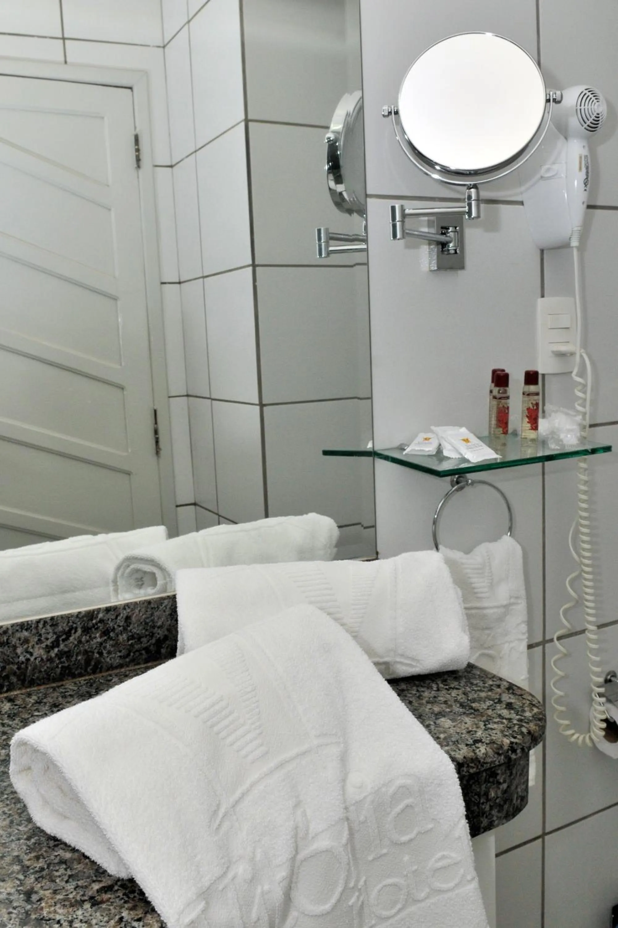 Bathroom, Bed in Vitoria Palace Hotel