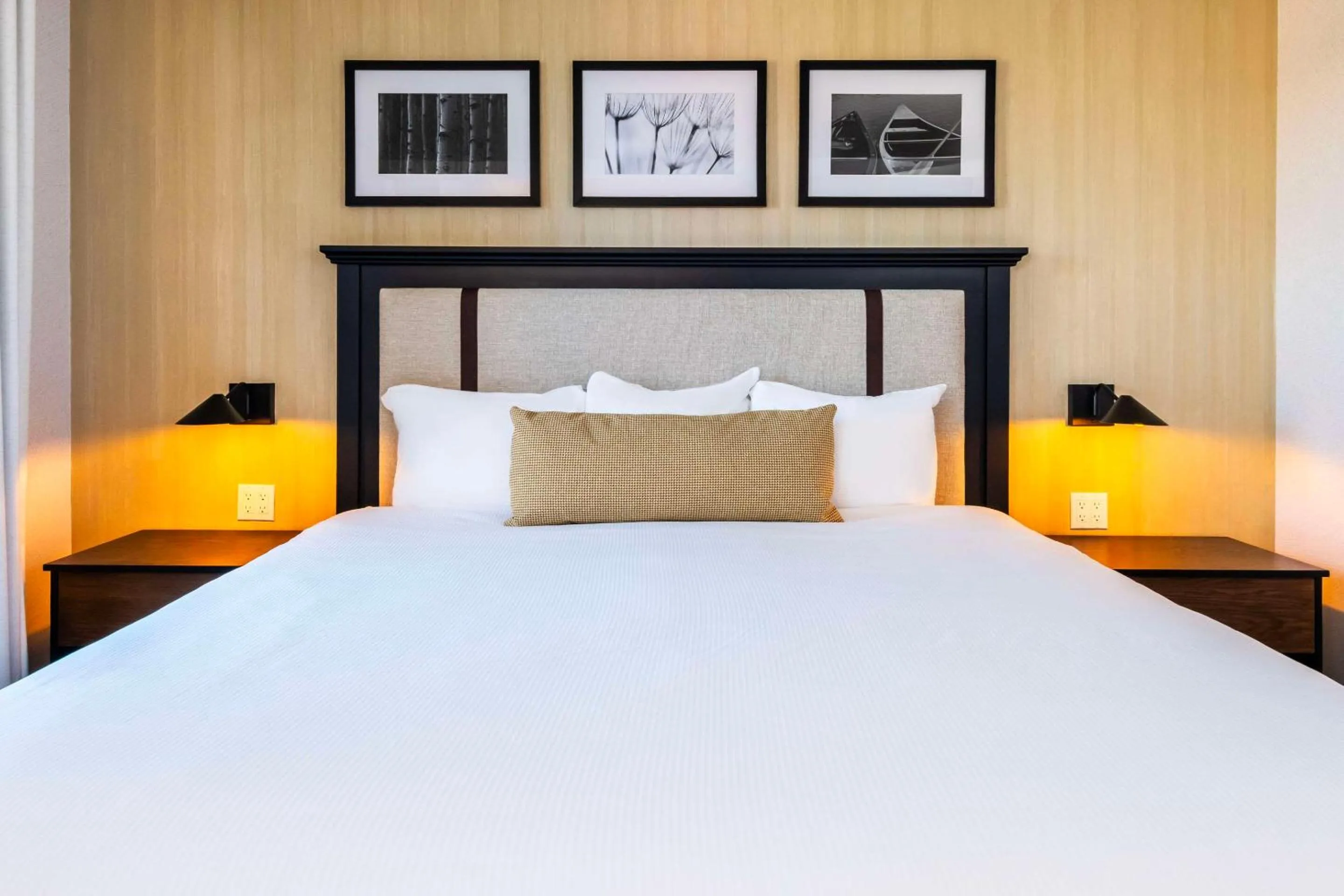 Bedroom, Bed in Calabogie Peaks Hotel, Ascend Hotel Member