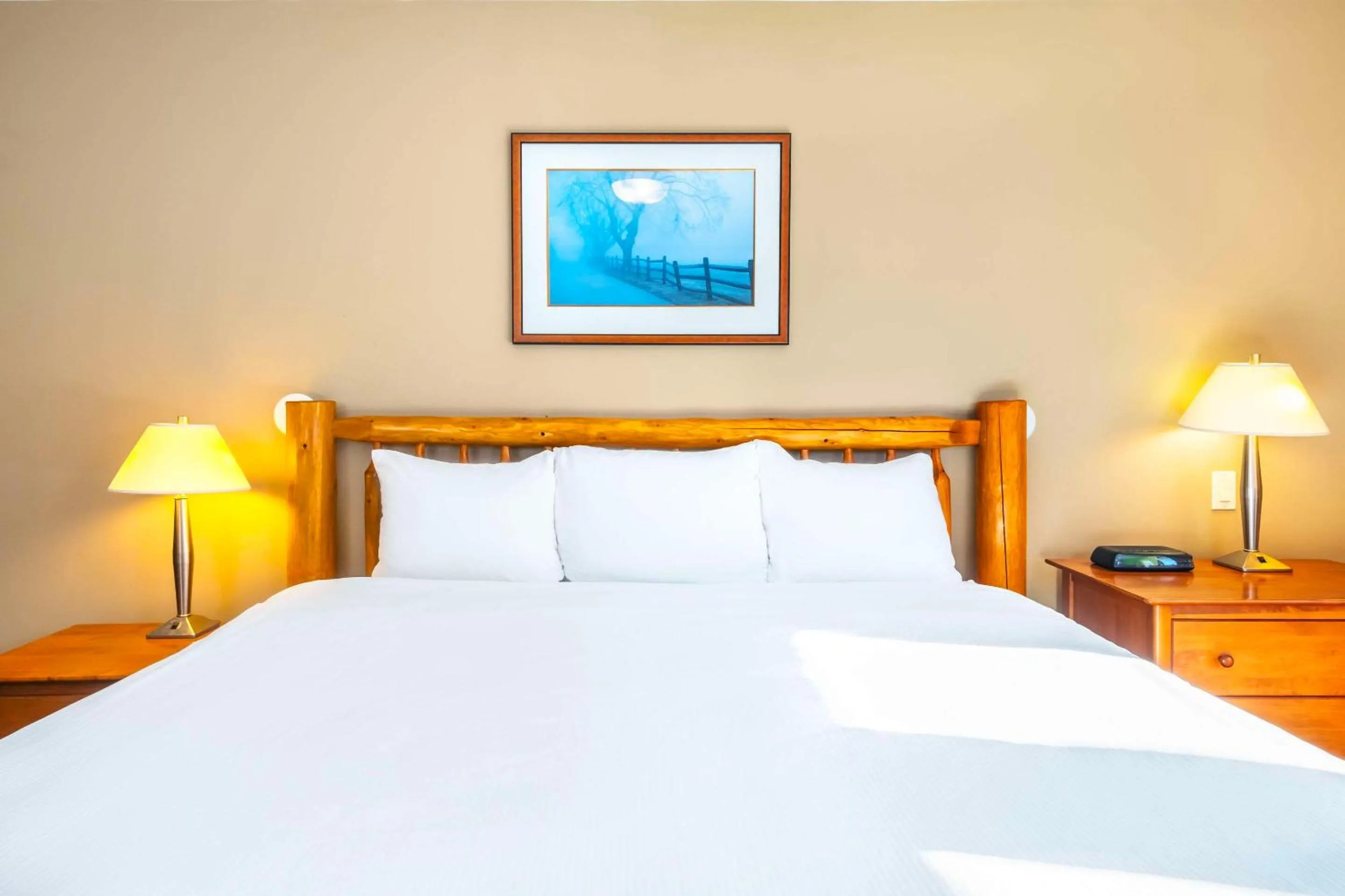 Bedroom, Bed in Calabogie Peaks Hotel, Ascend Hotel Member