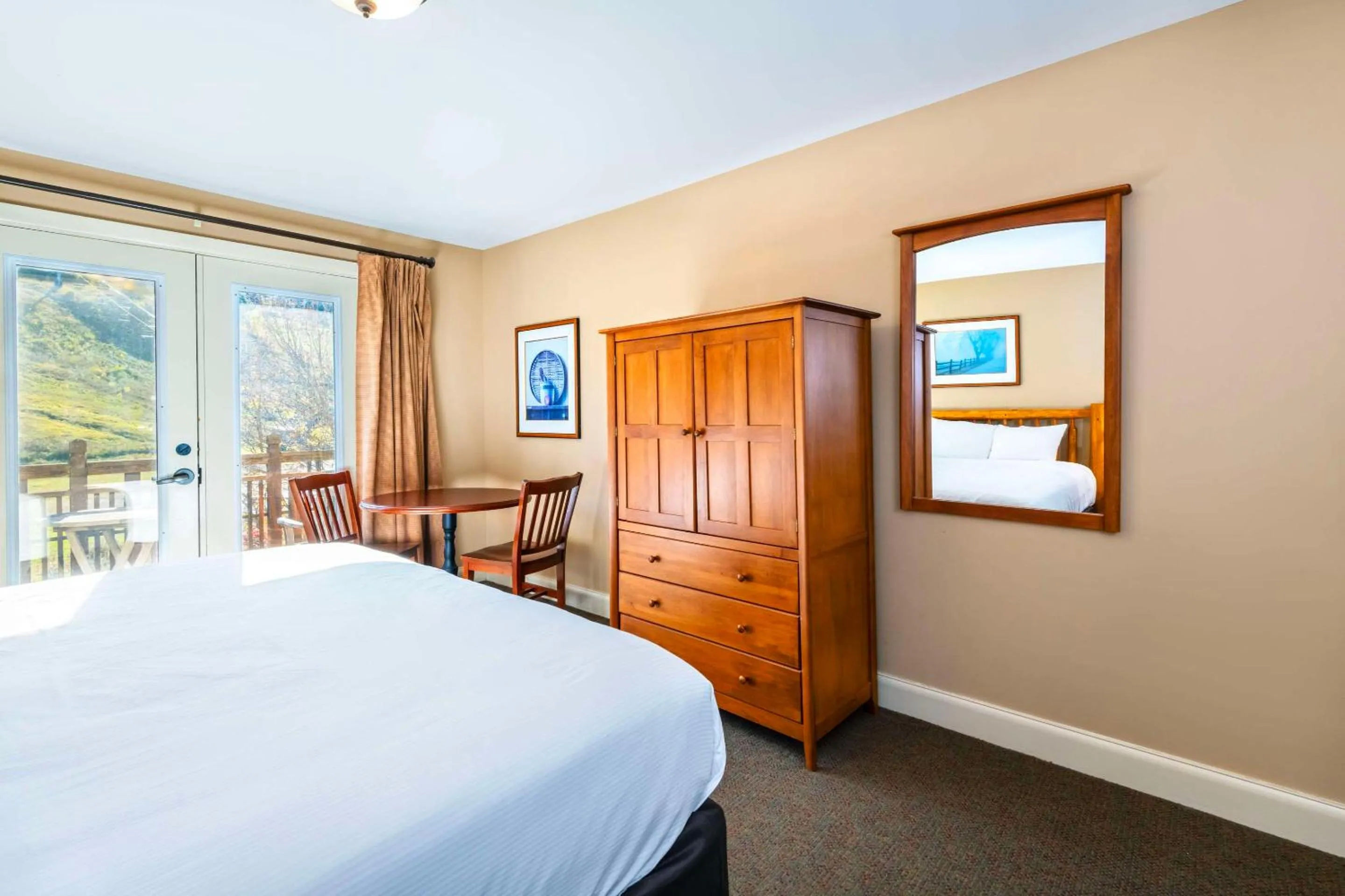 Bedroom, Bed in Calabogie Peaks Hotel, Ascend Hotel Member