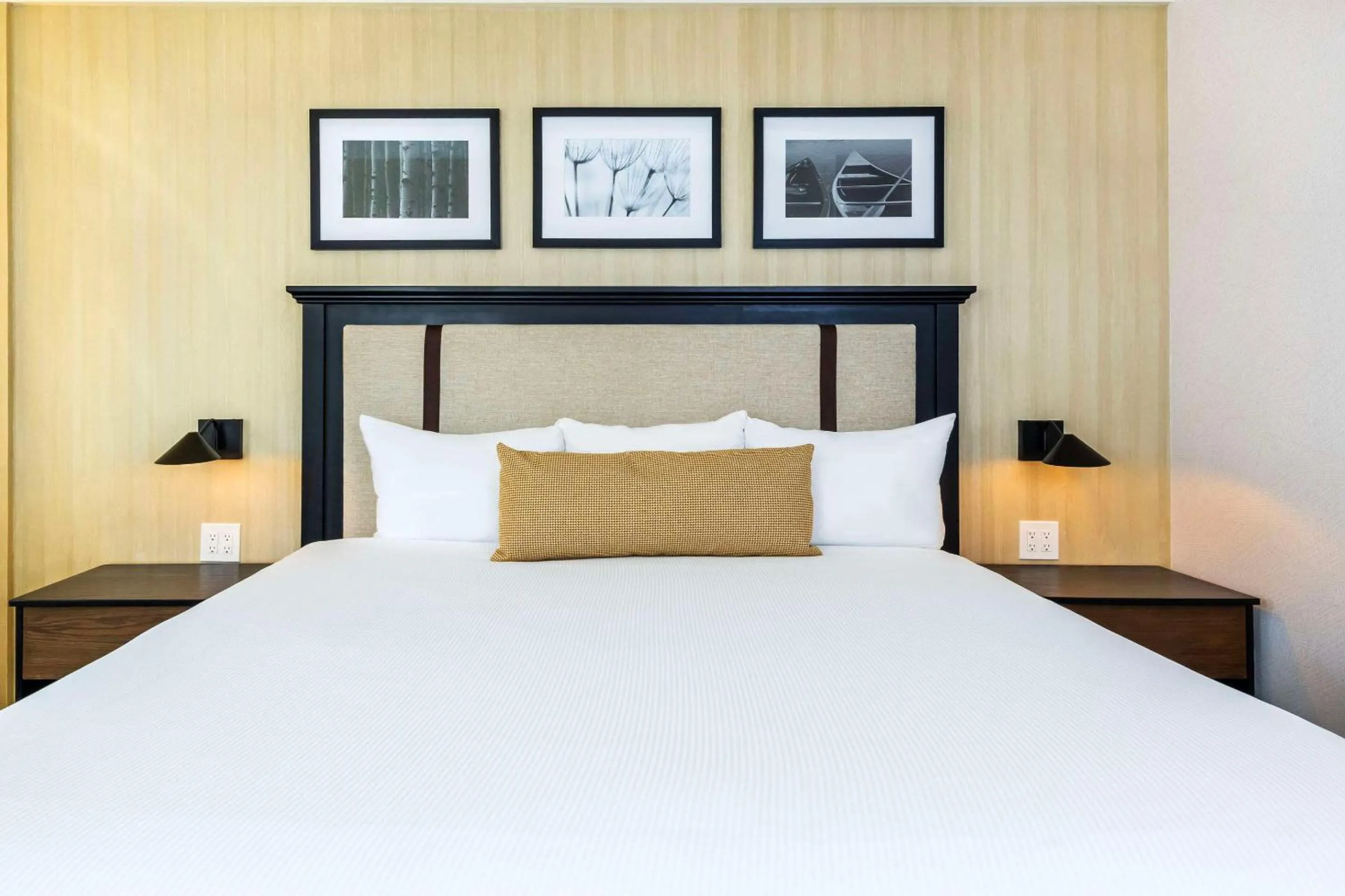 Bedroom, Bed in Calabogie Peaks Hotel, Ascend Hotel Member