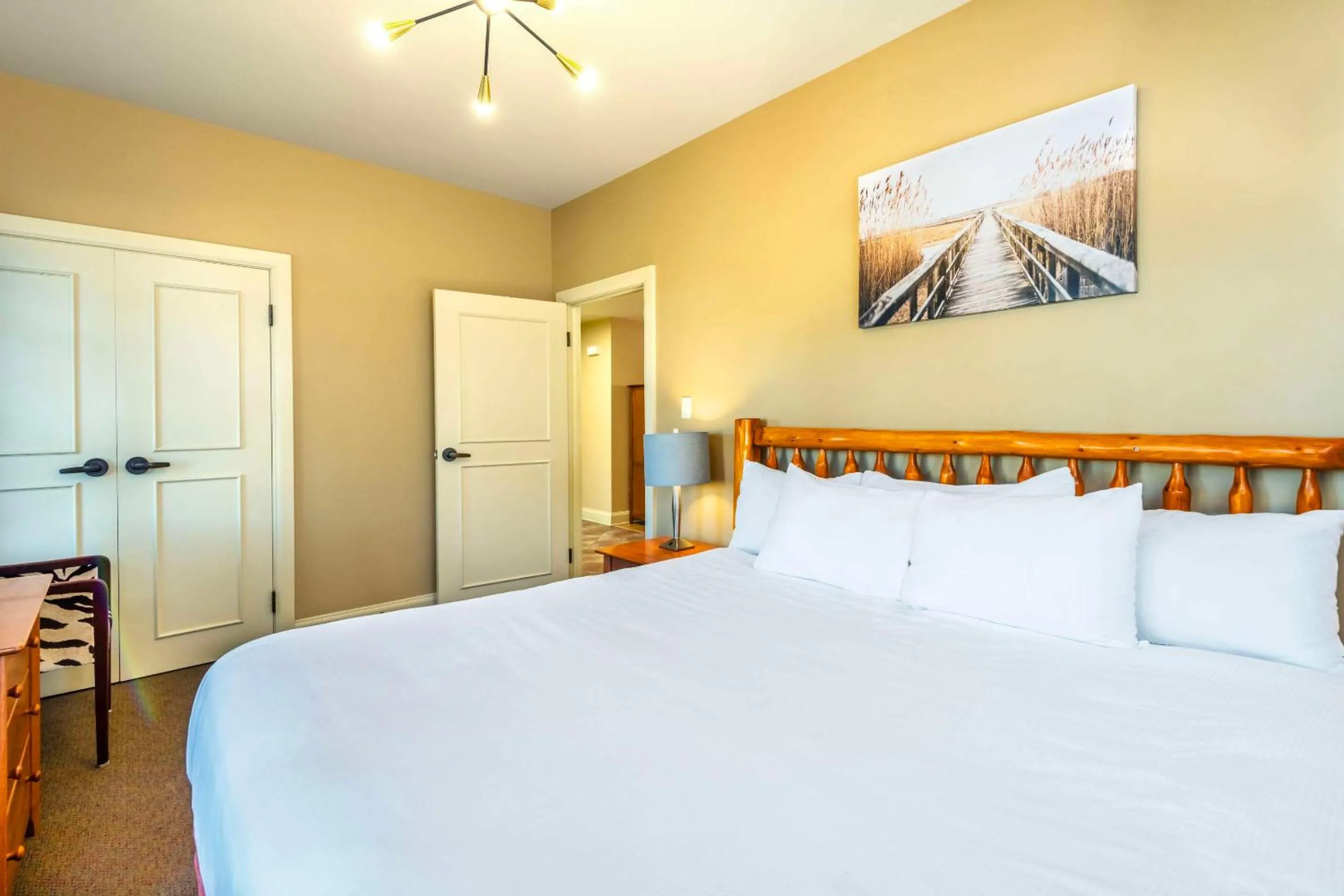 Bedroom, Bed in Calabogie Peaks Hotel, Ascend Hotel Member