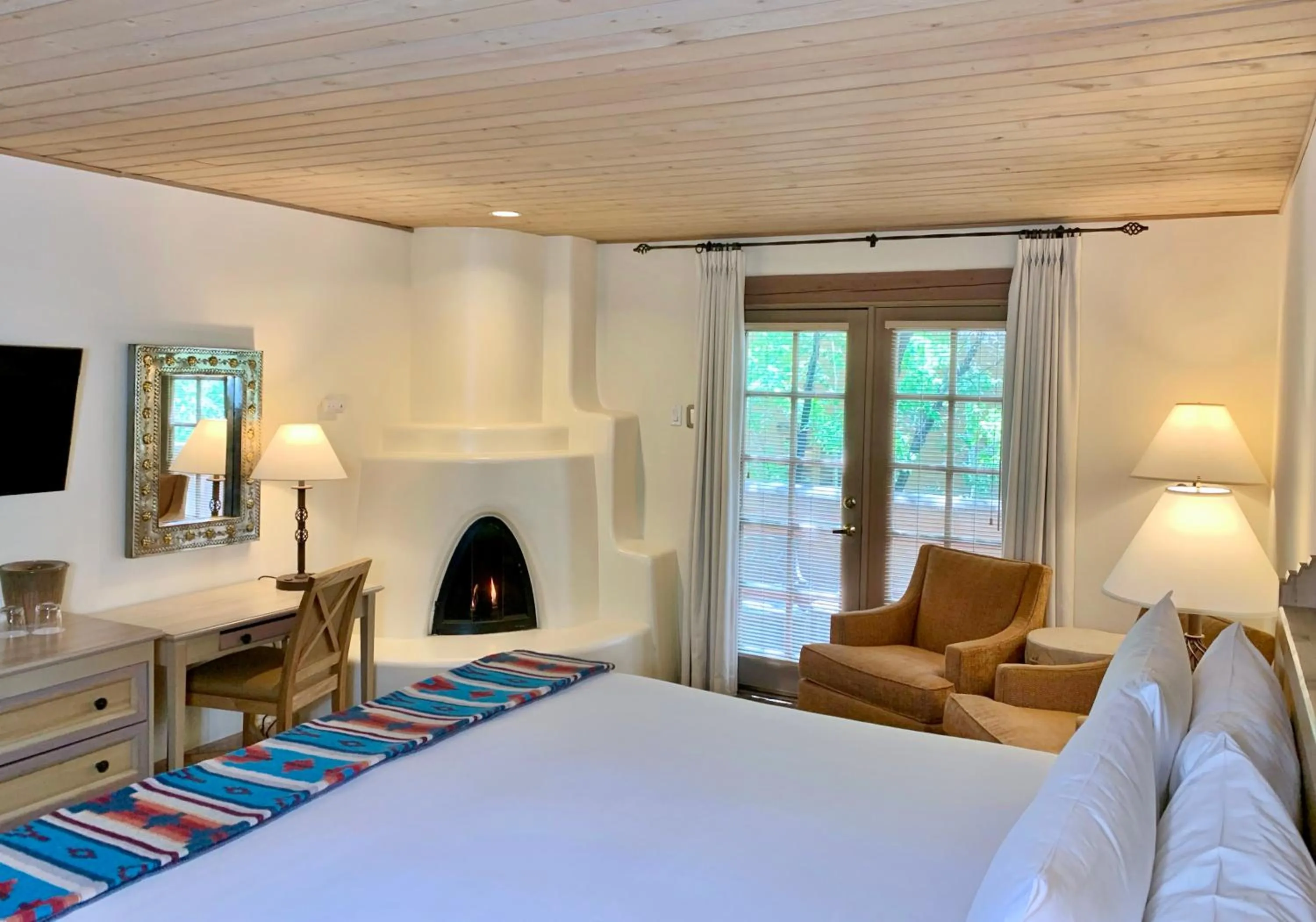 Restaurant/places to eat, Bed in Inn on the Alameda