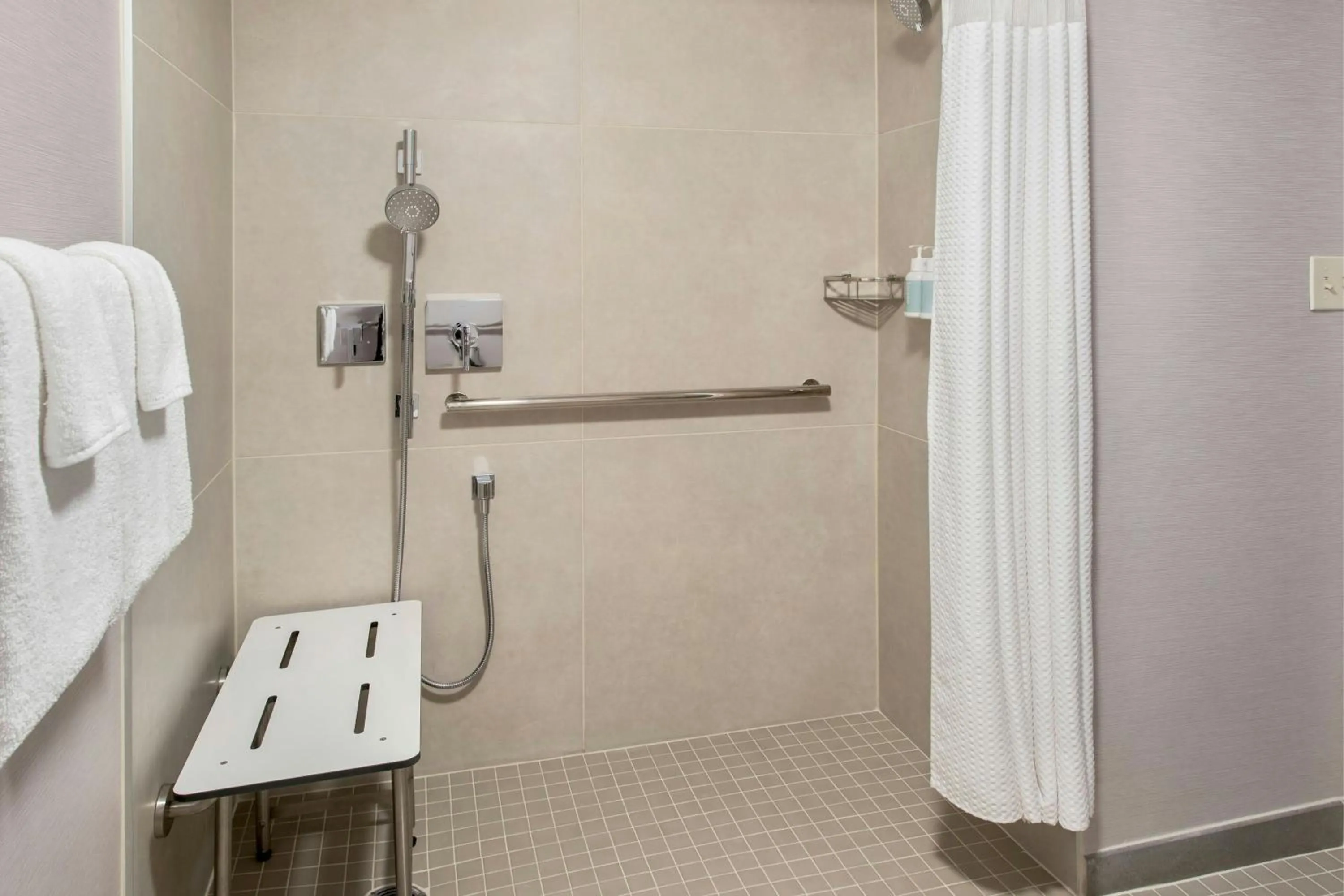 Bathroom in Courtyard by Marriott Maui Kahului Airport