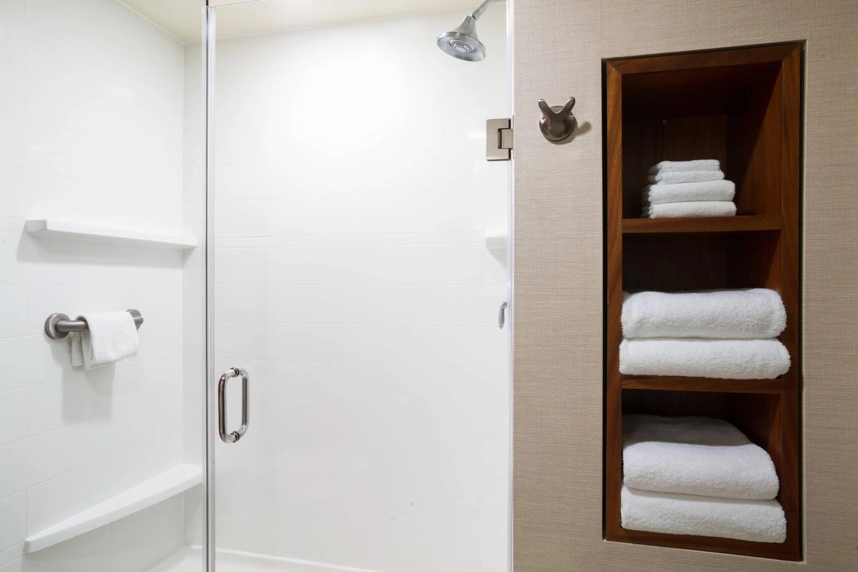 Bathroom in Courtyard by Marriott Maui Kahului Airport