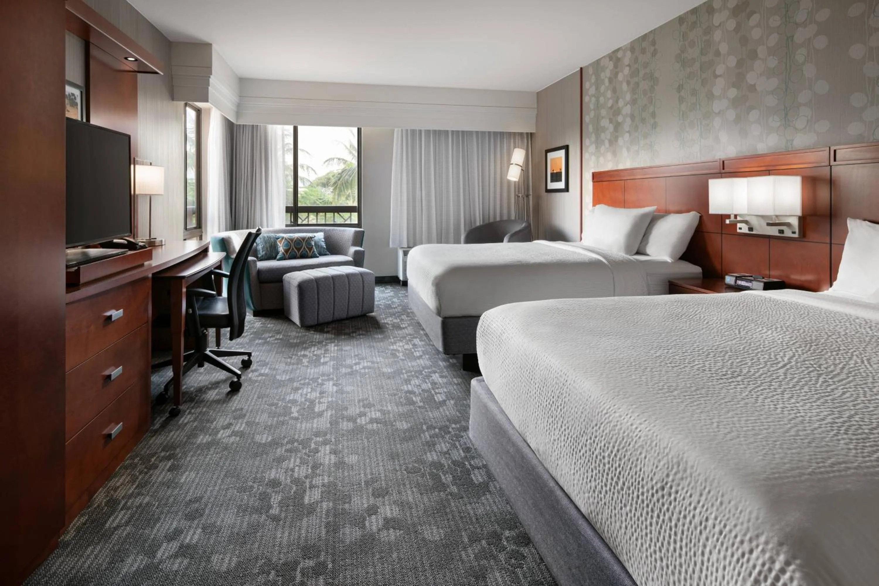 Photo of the whole room, Bed in Courtyard by Marriott Maui Kahului Airport