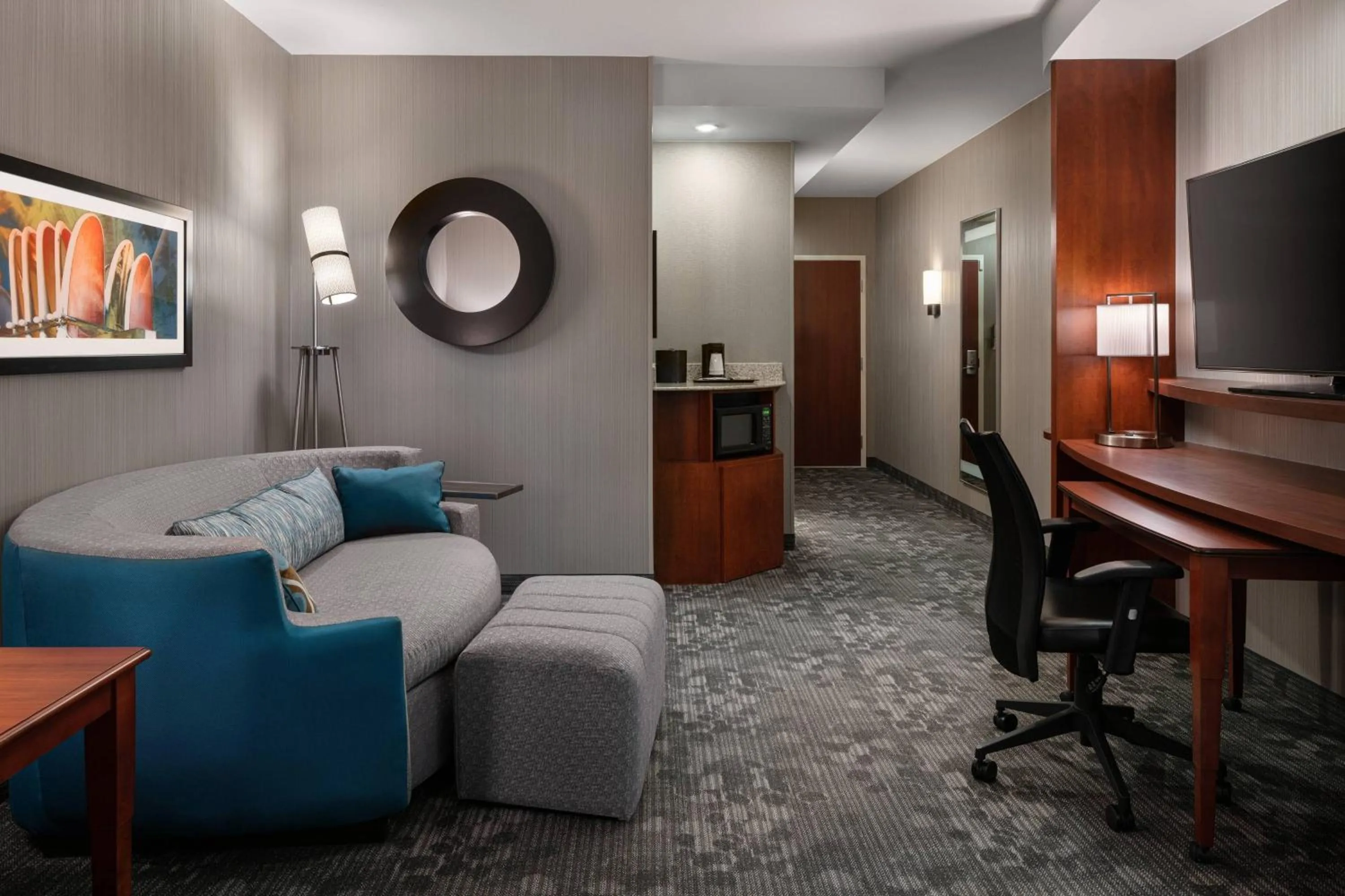 Living room in Courtyard by Marriott Maui Kahului Airport