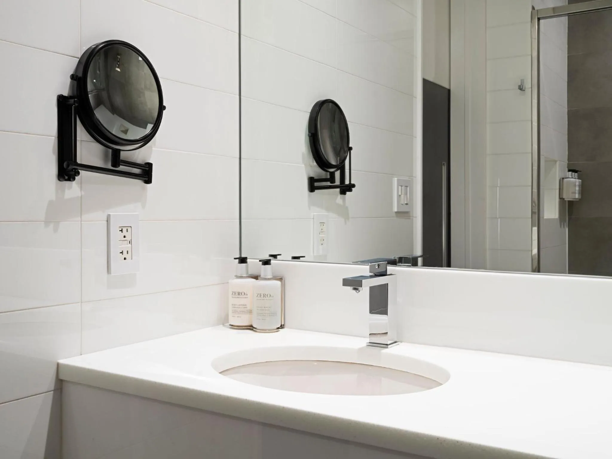 Photo of the whole room in voco Fiorello - LaGuardia Airport by IHG