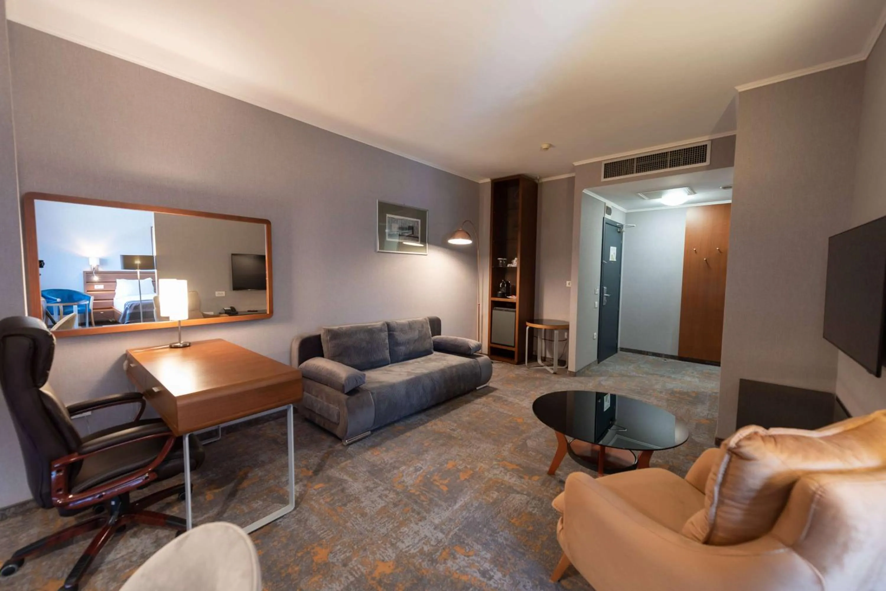 Photo of the whole room in Wyndham Cluj