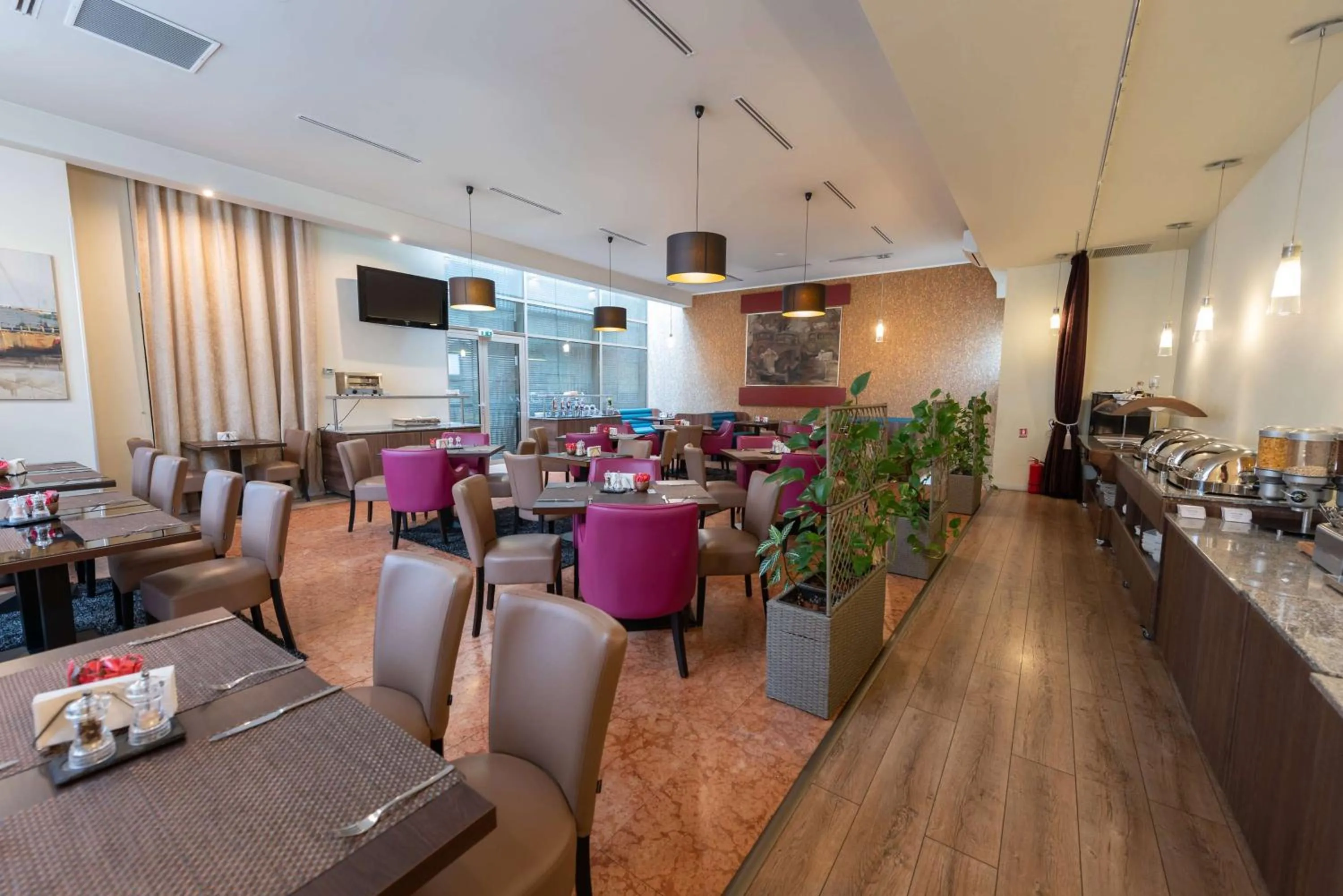 Restaurant/places to eat in Wyndham Cluj