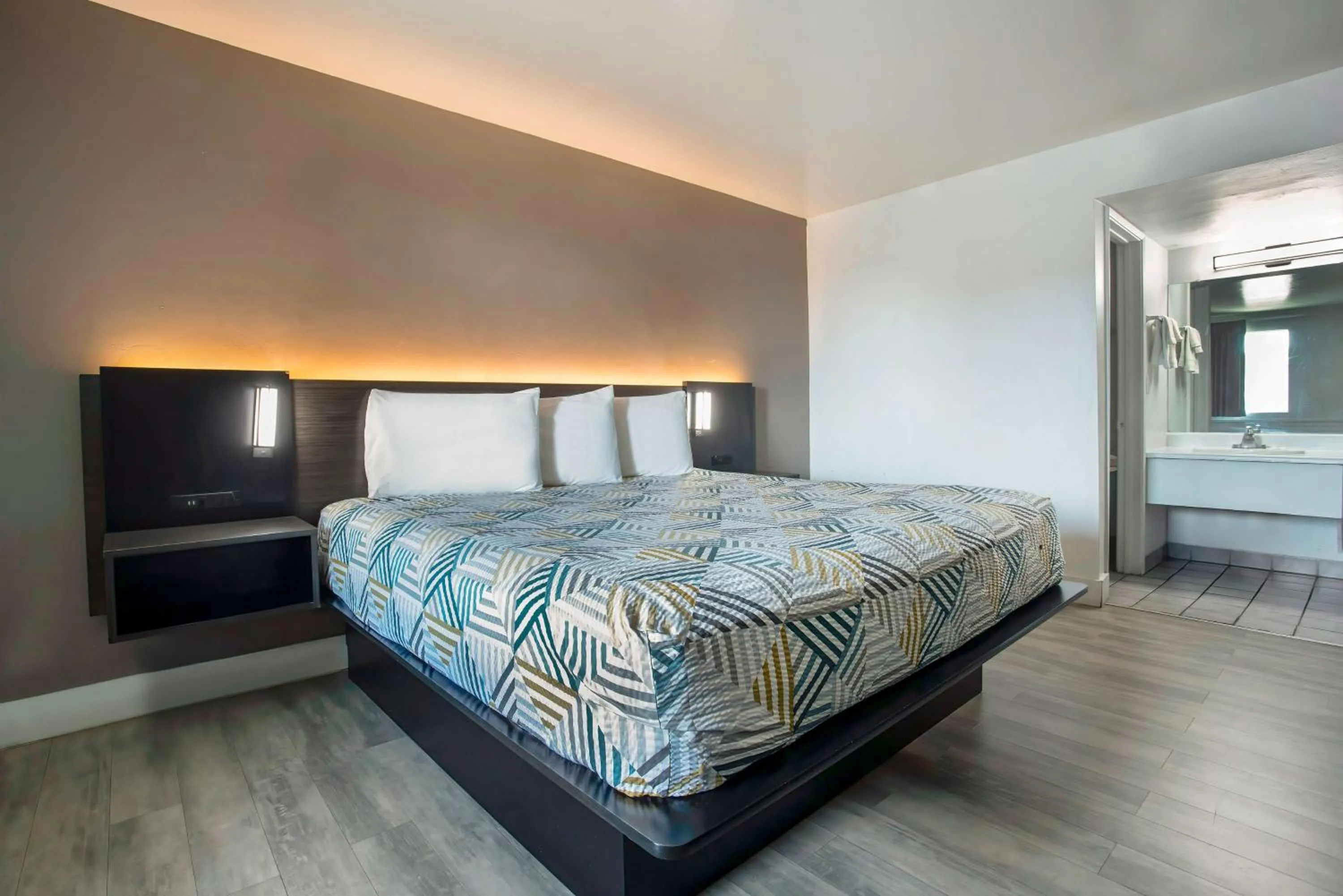 Bedroom, Bed in Motel 6 Tucson, AZ - East Williams Center