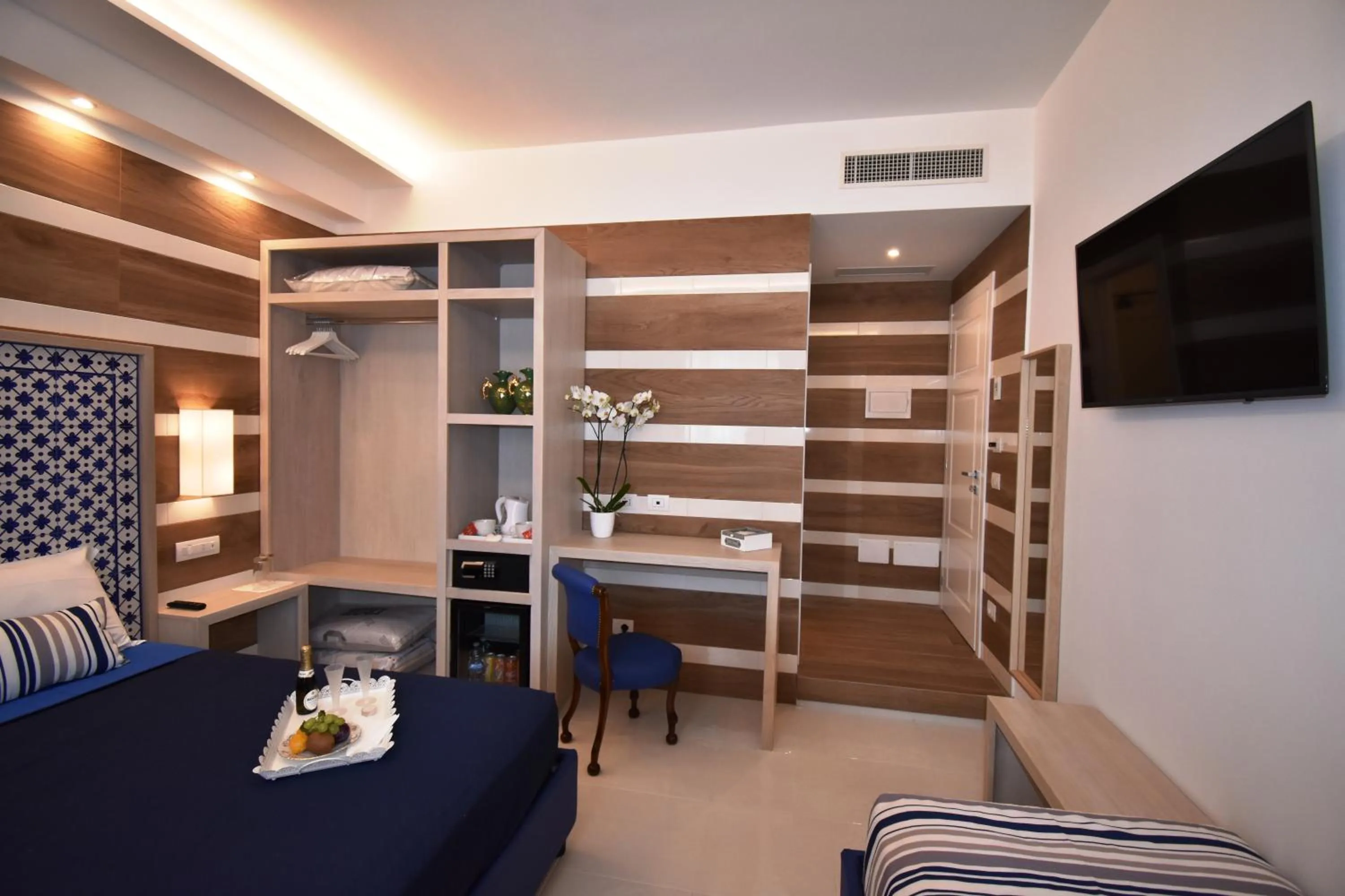 Photo of the whole room, Bed in Melody Sorrento Suites