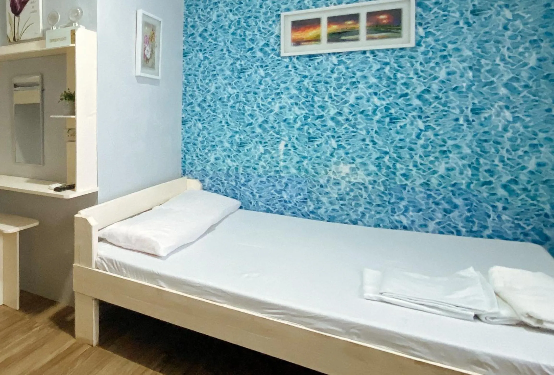 Photo of the whole room in UrbanView BNKY Bed and Breakfast Palawan by RedDoorz