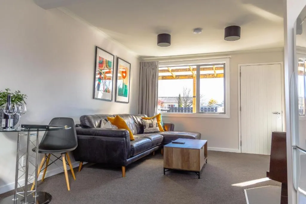 Living room in Colonial Motel