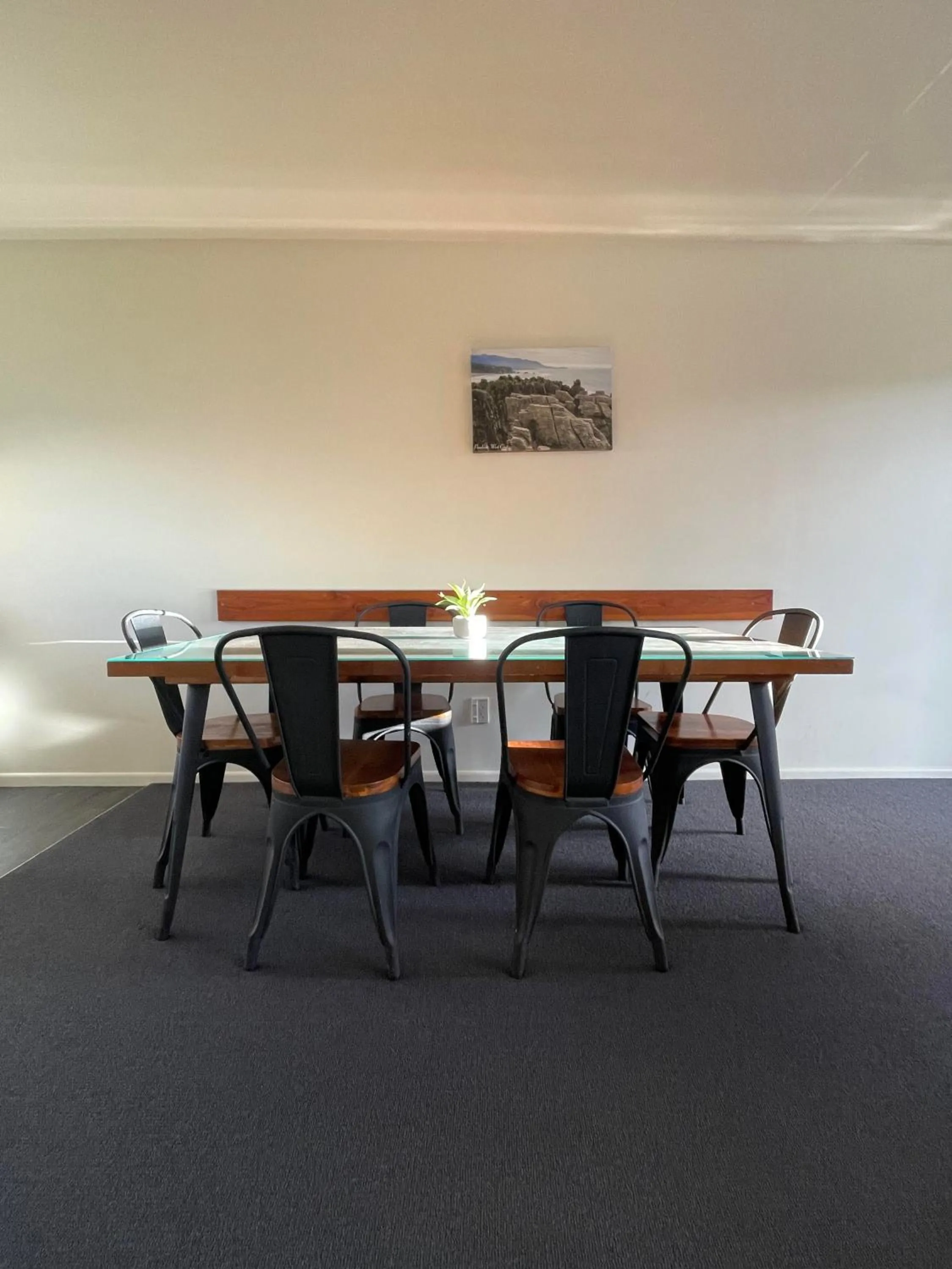 Dining area in Colonial Motel