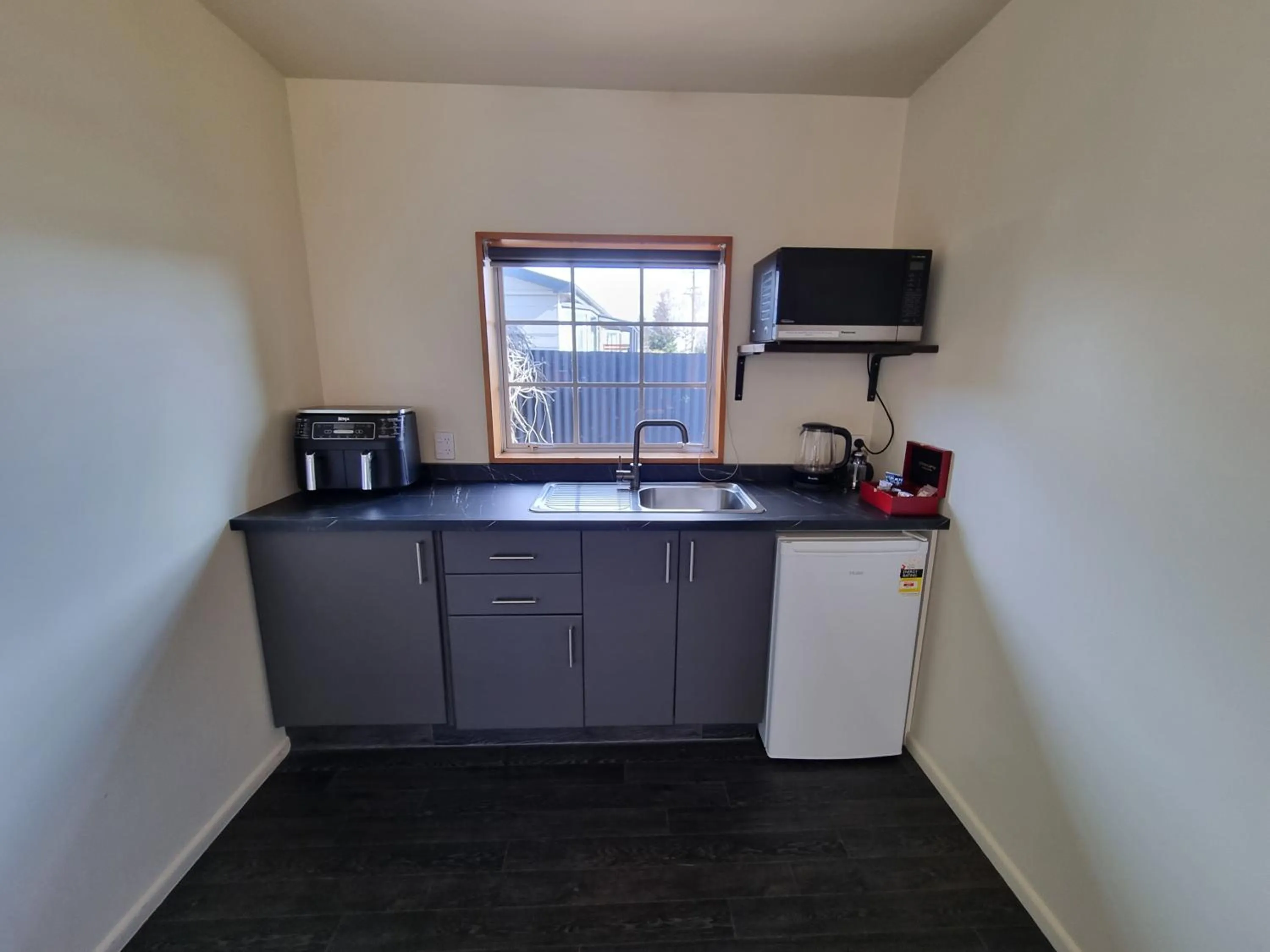 Coffee/tea facilities in Colonial Motel