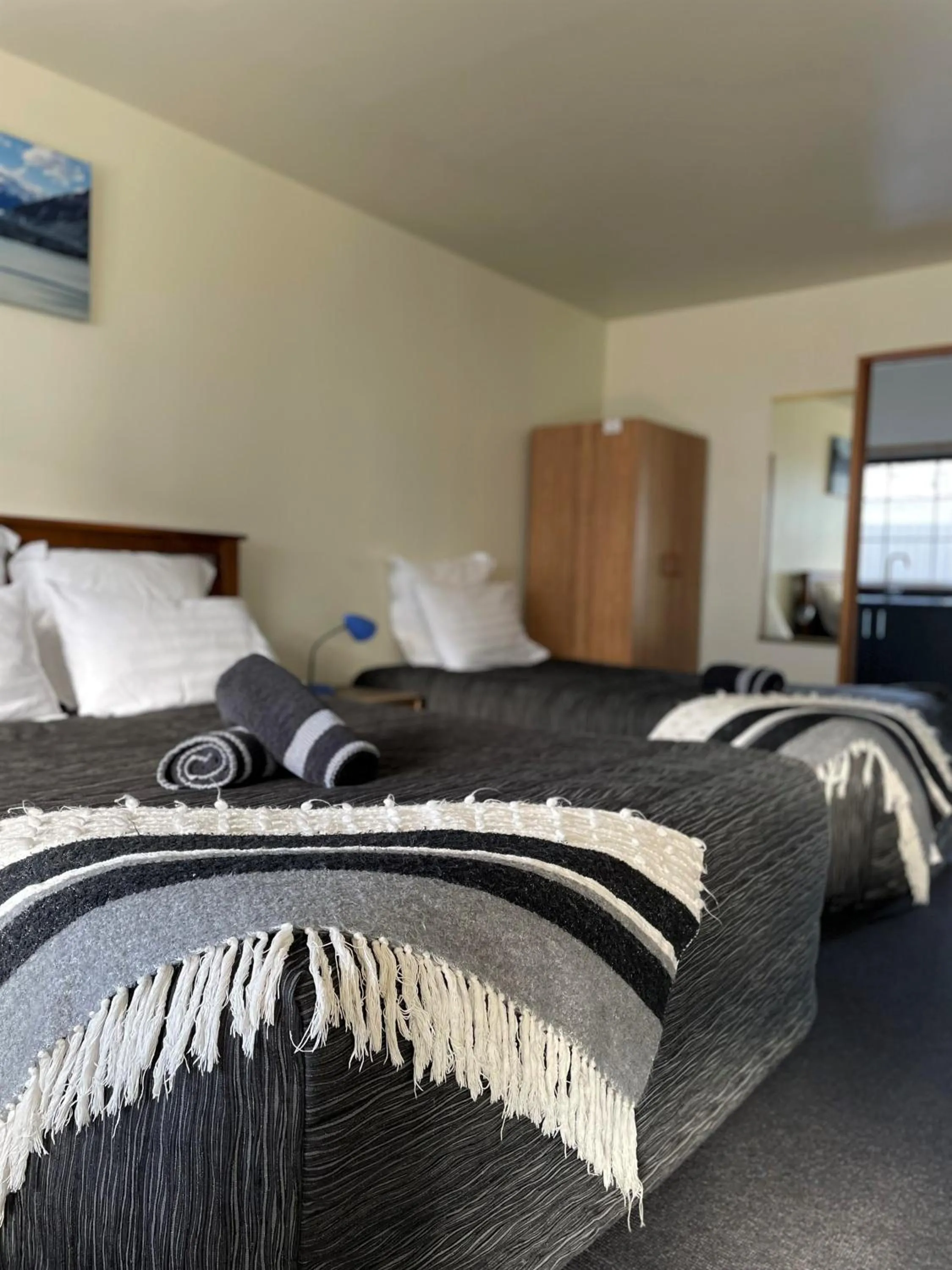 Bedroom, Bed in Colonial Motel