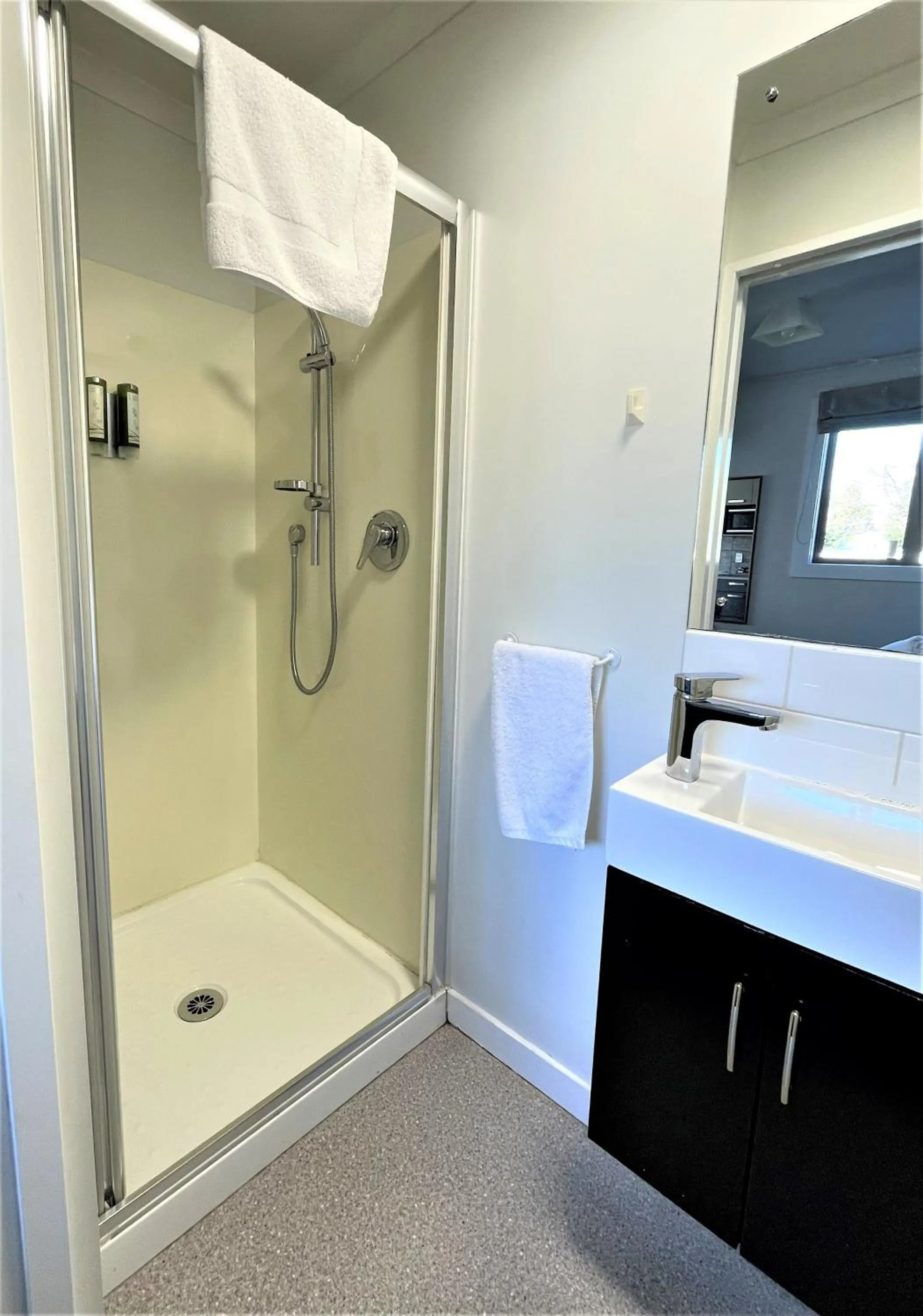 Shower in Colonial Motel