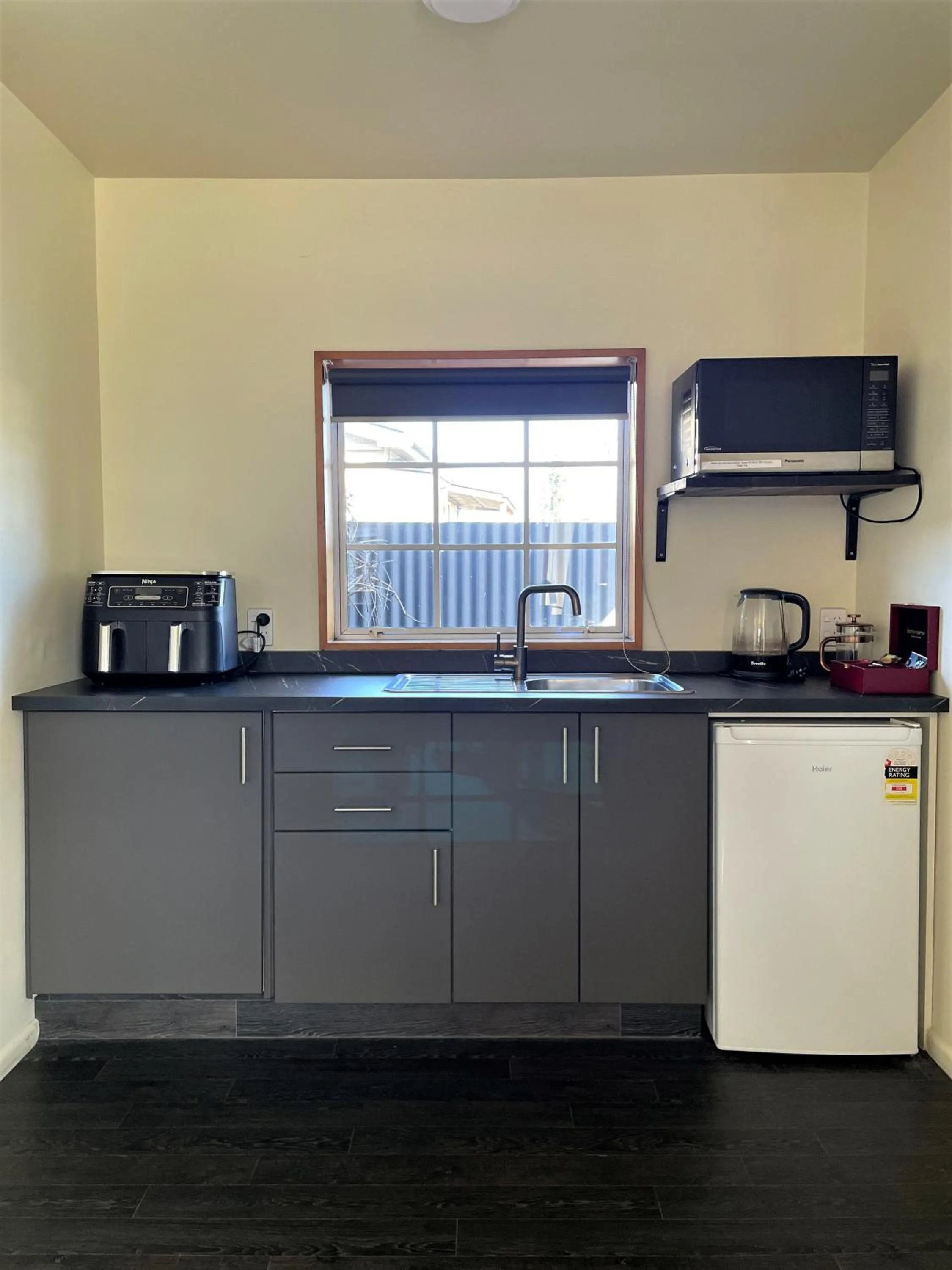 Coffee/tea facilities in Colonial Motel