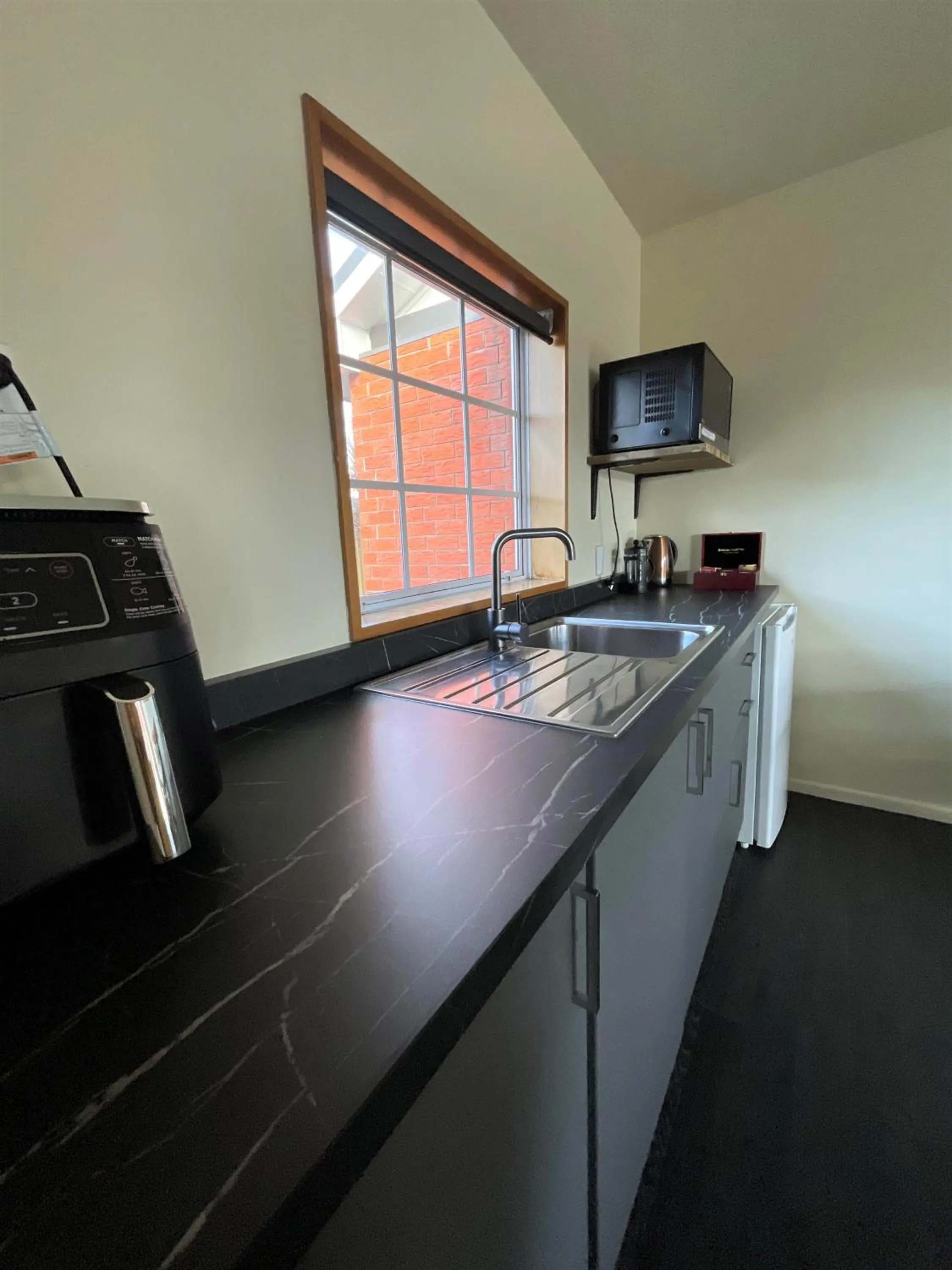 Kitchen or kitchenette in Colonial Motel