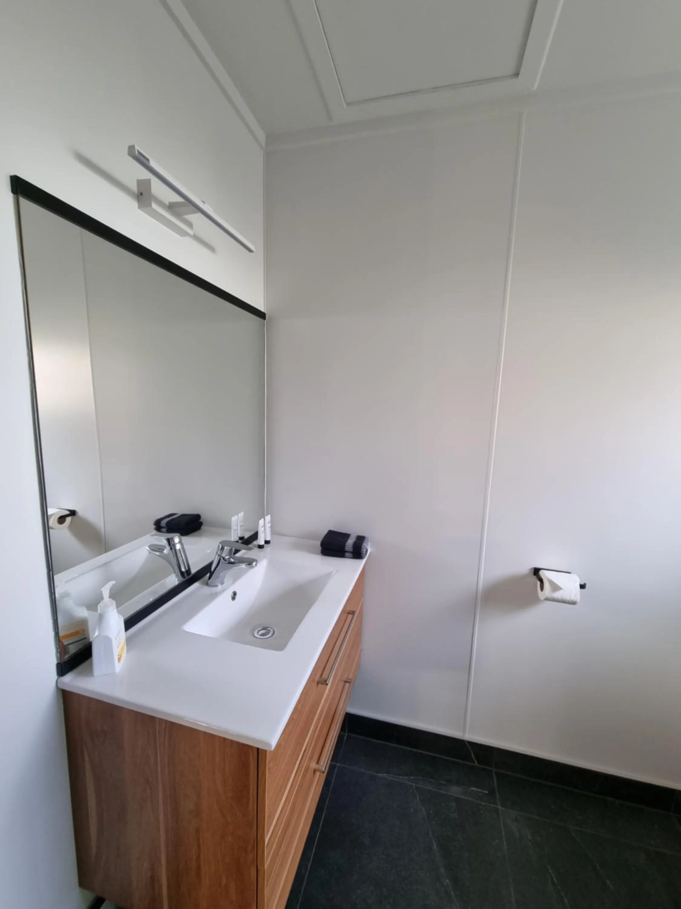 Bathroom in Colonial Motel