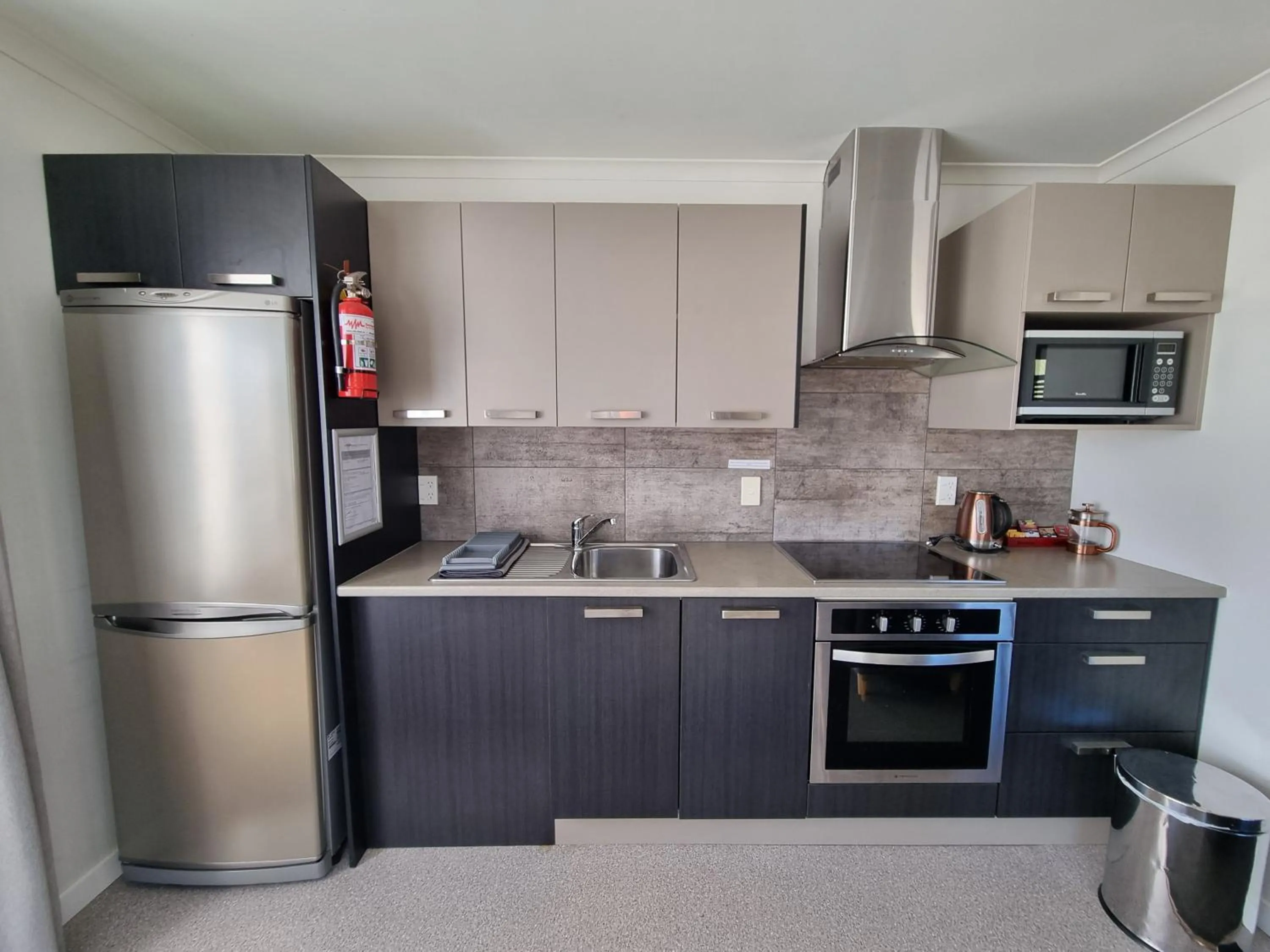kitchen in Colonial Motel