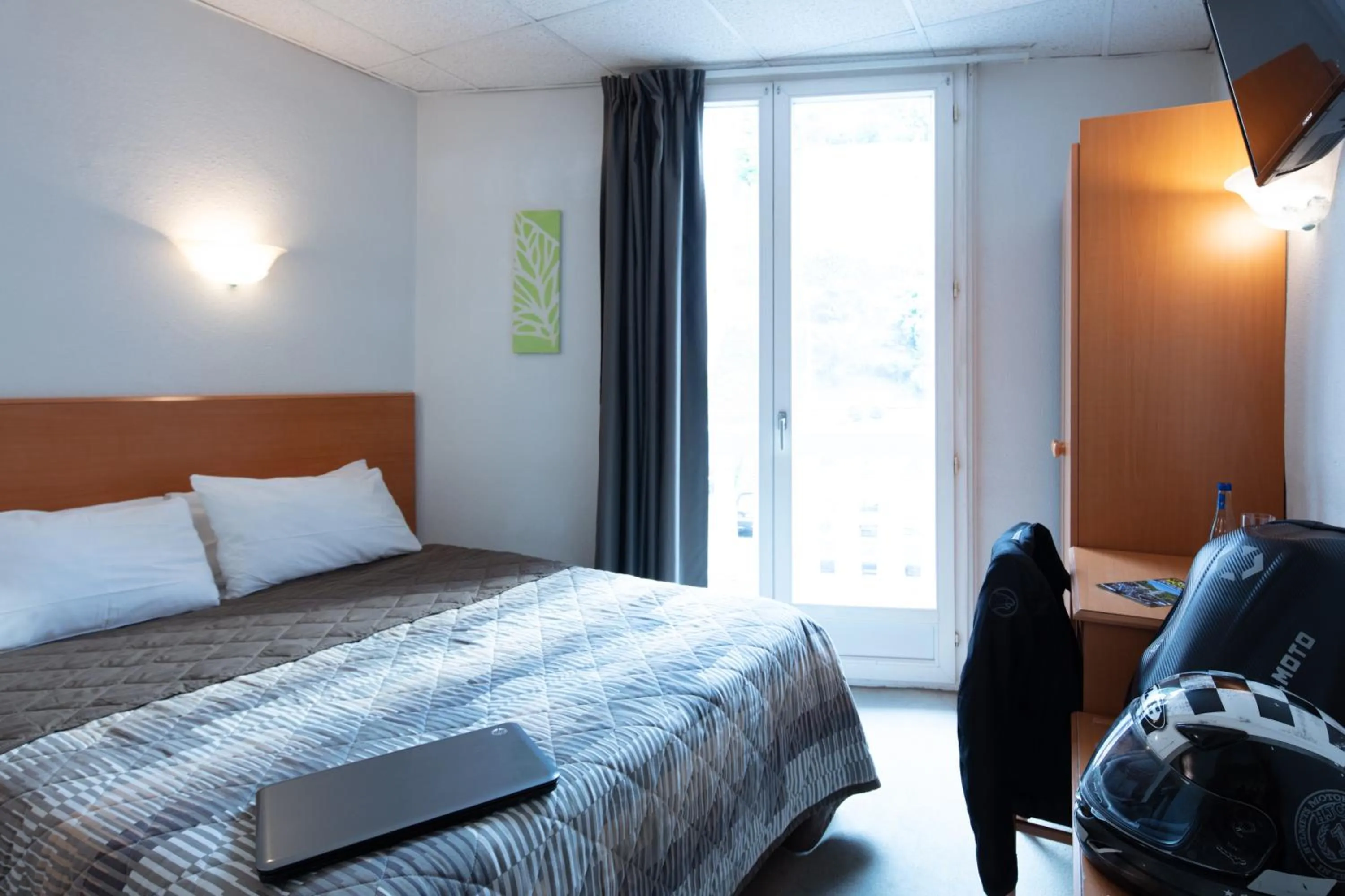 Photo of the whole room, Bed in Hôtel Compostelle