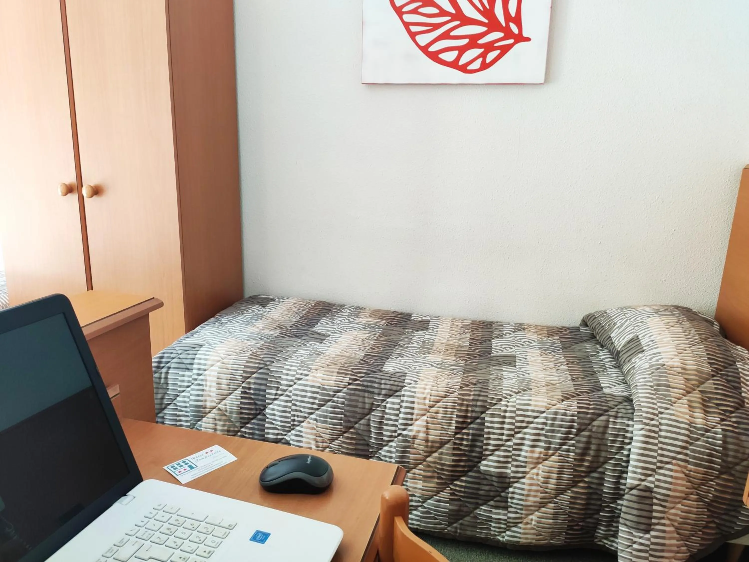 Photo of the whole room, Bed in Hôtel Compostelle