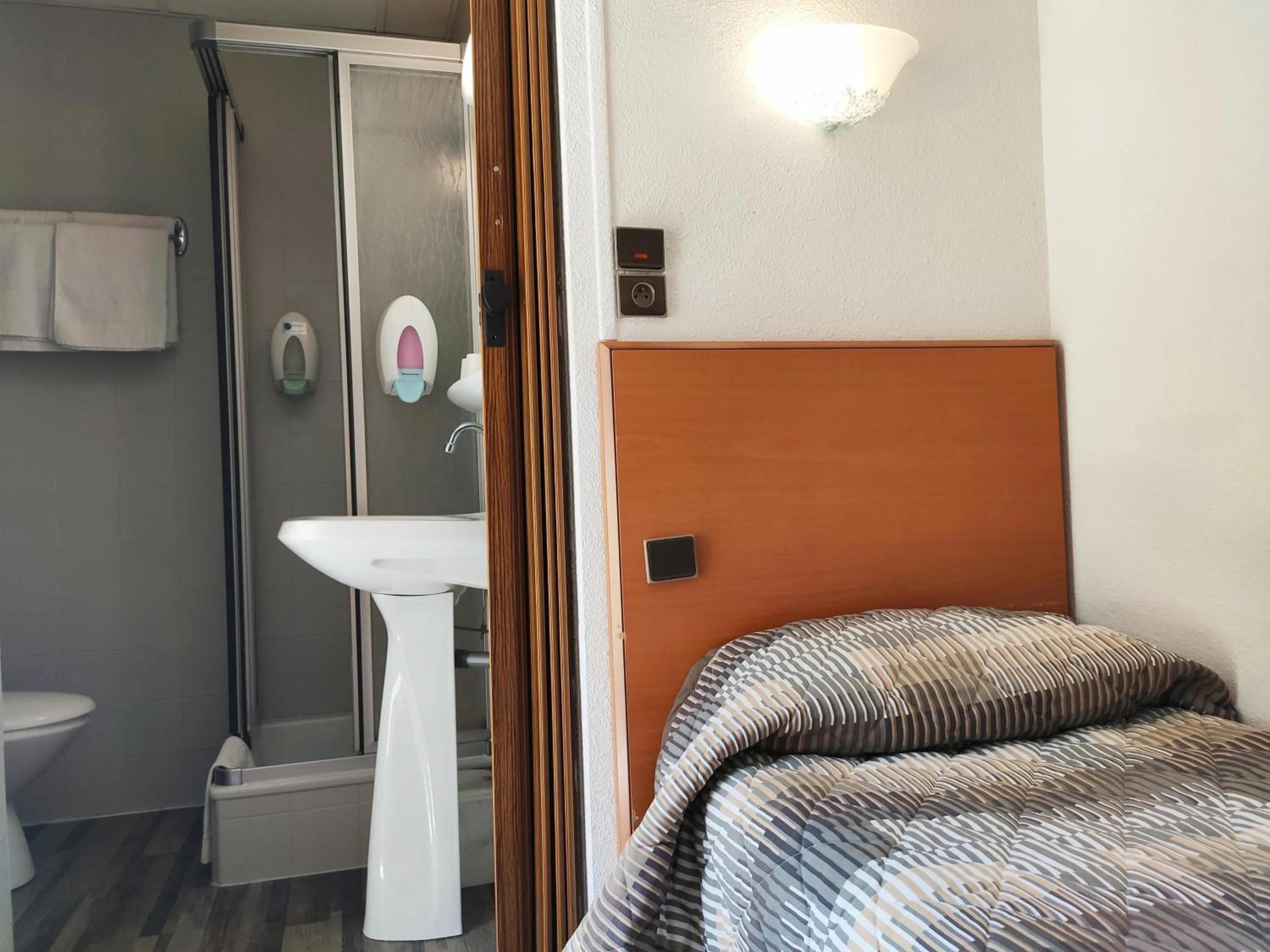 Bedroom, Bed in Hôtel Compostelle