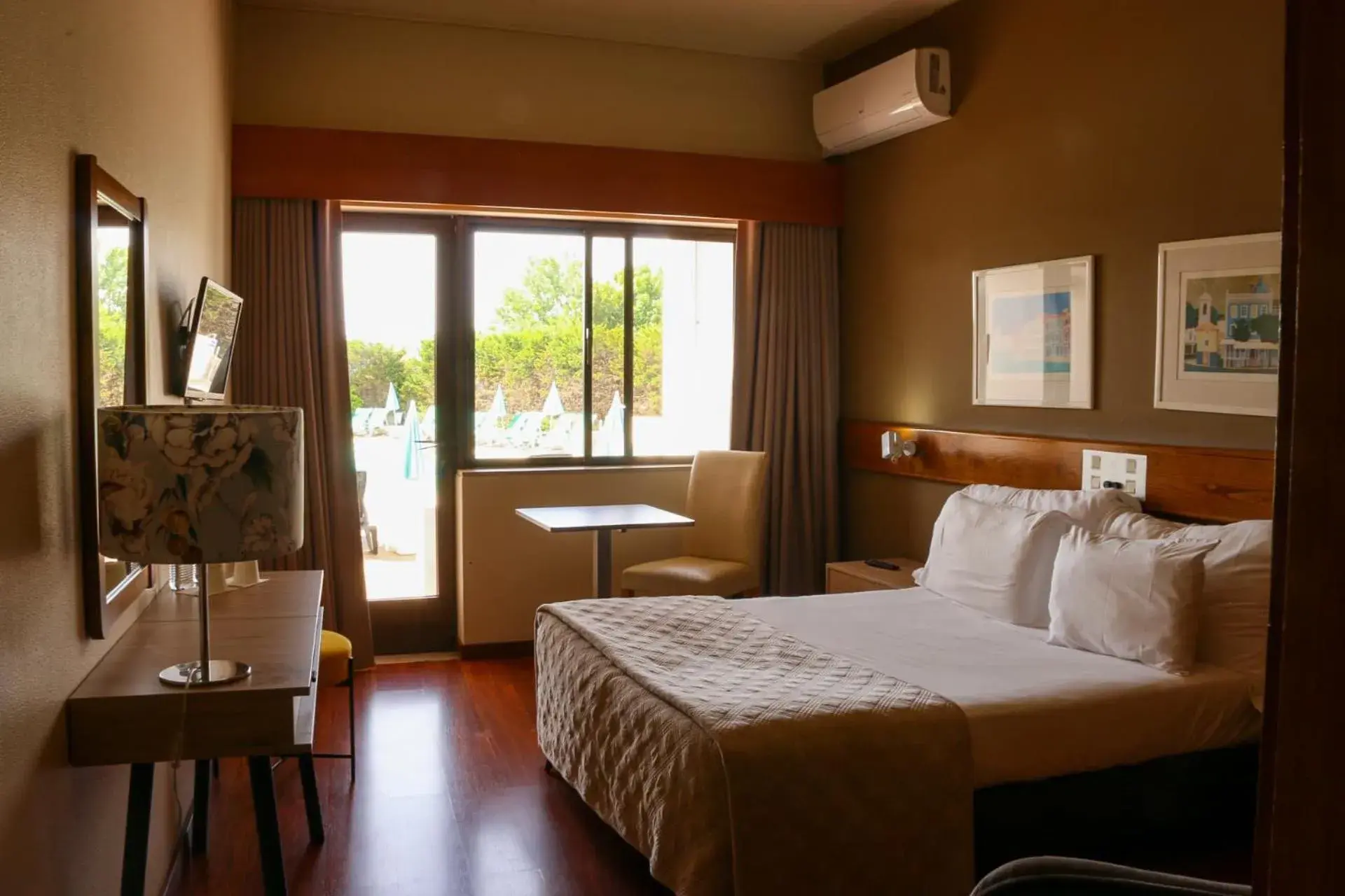 Double or Twin Room with Pool View in Hotel Meia Lua Double or Twin Room with Pool View in Hotel Meia Lua