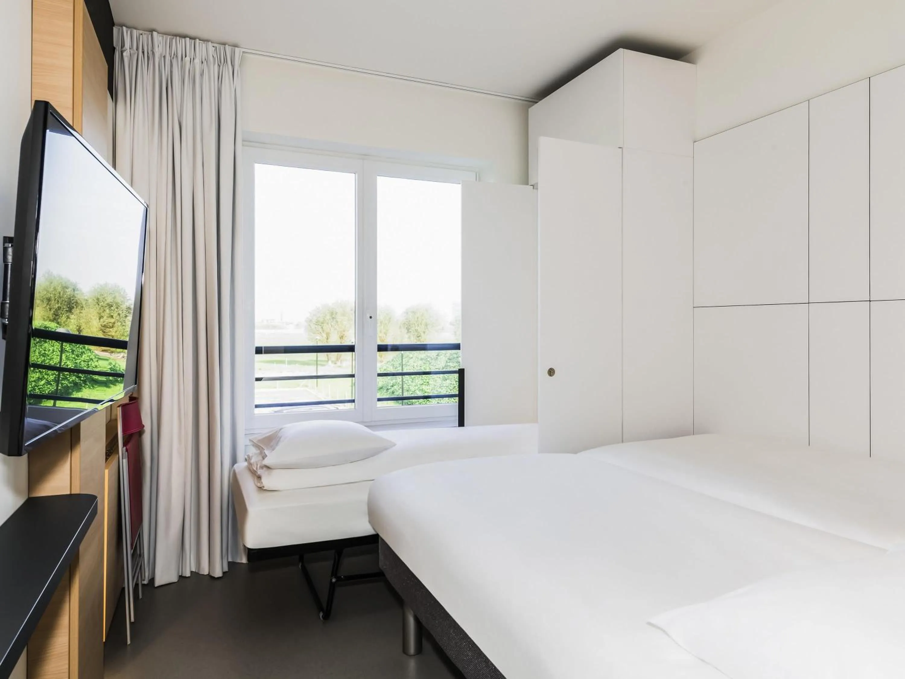 Bedroom, Bed in ibis Budget Knokke