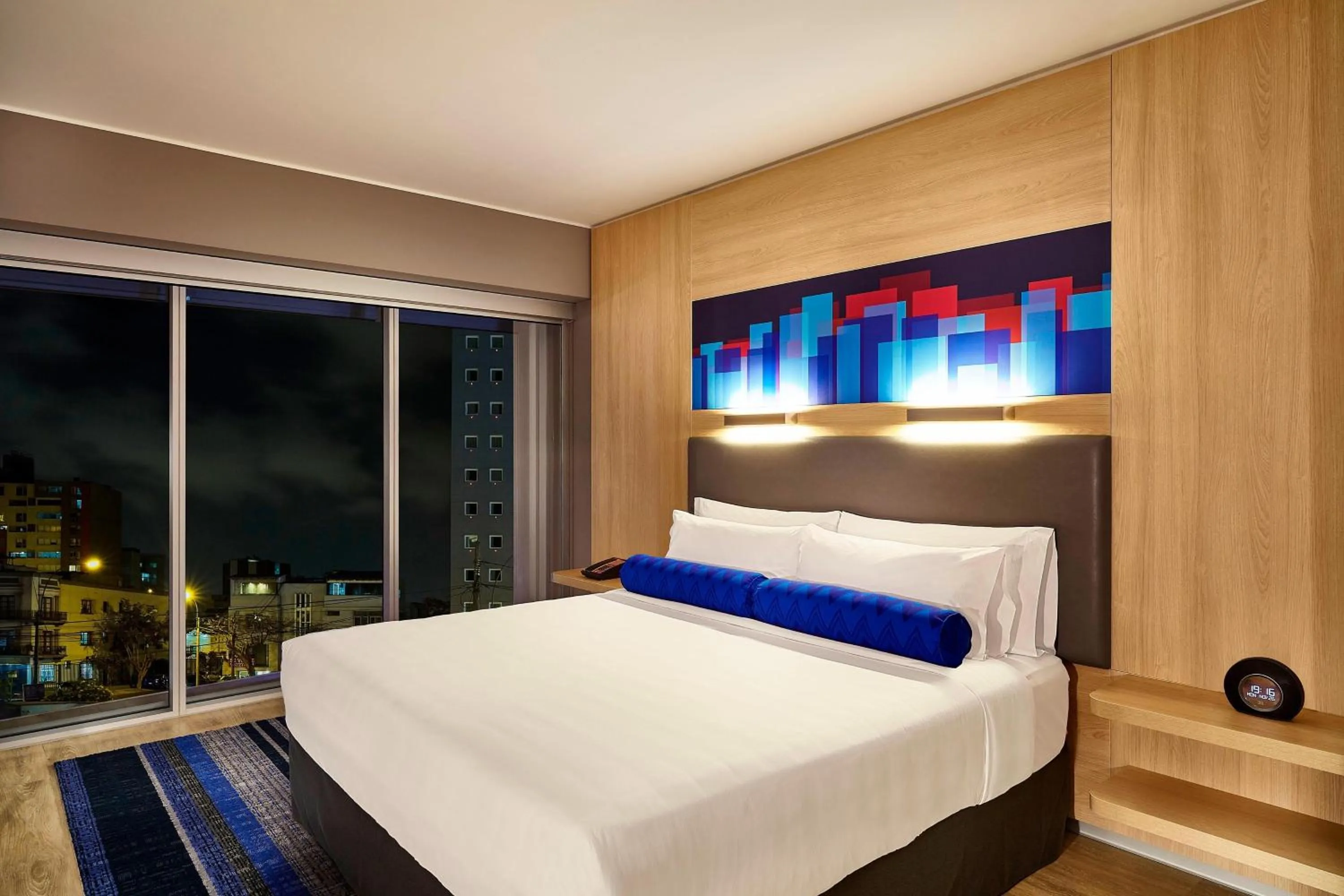 Photo of the whole room, Bed in Aloft Lima Miraflores