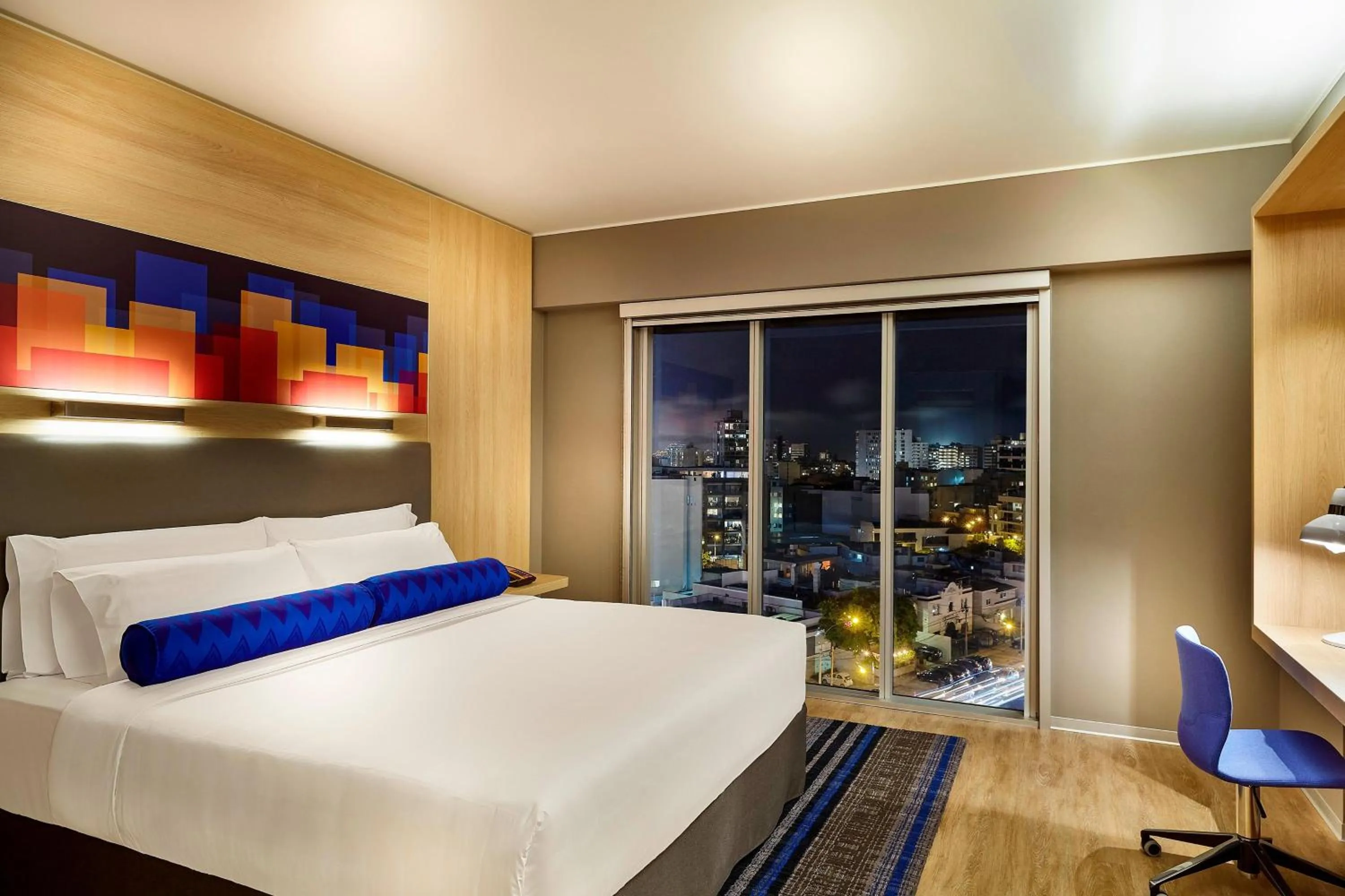 Photo of the whole room, Bed in Aloft Lima Miraflores