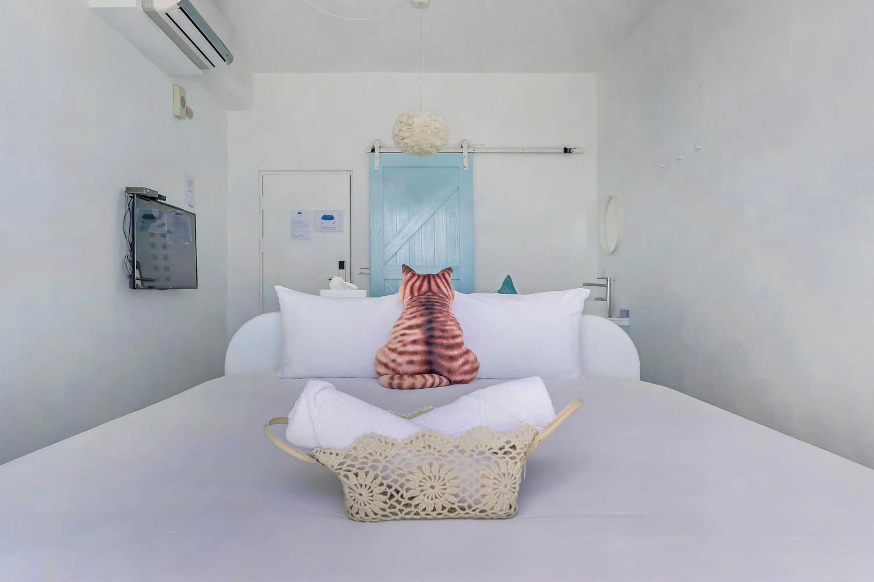 Photo of the whole room, Bed in Cat at Greece