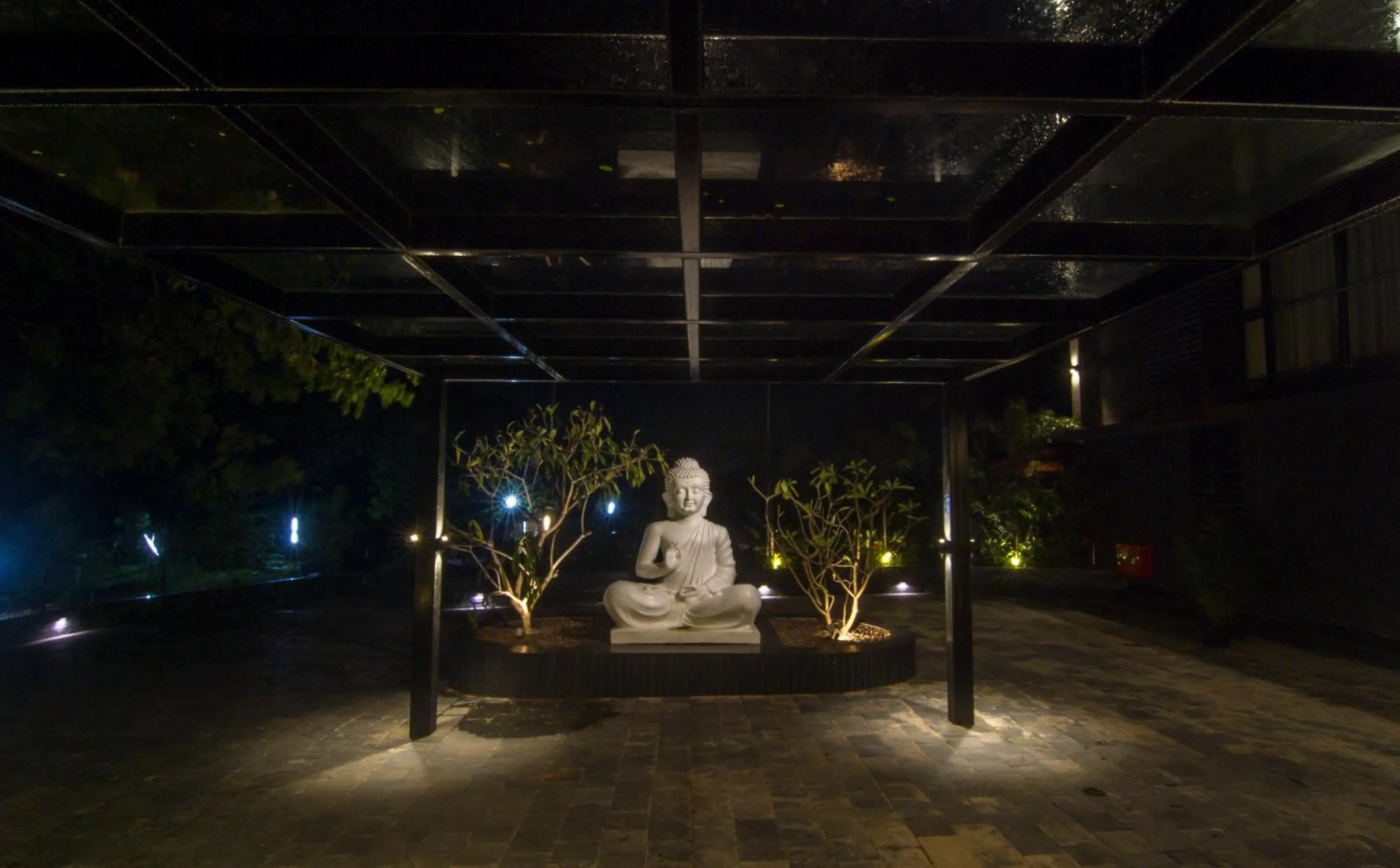 Property building in SinQ Prive