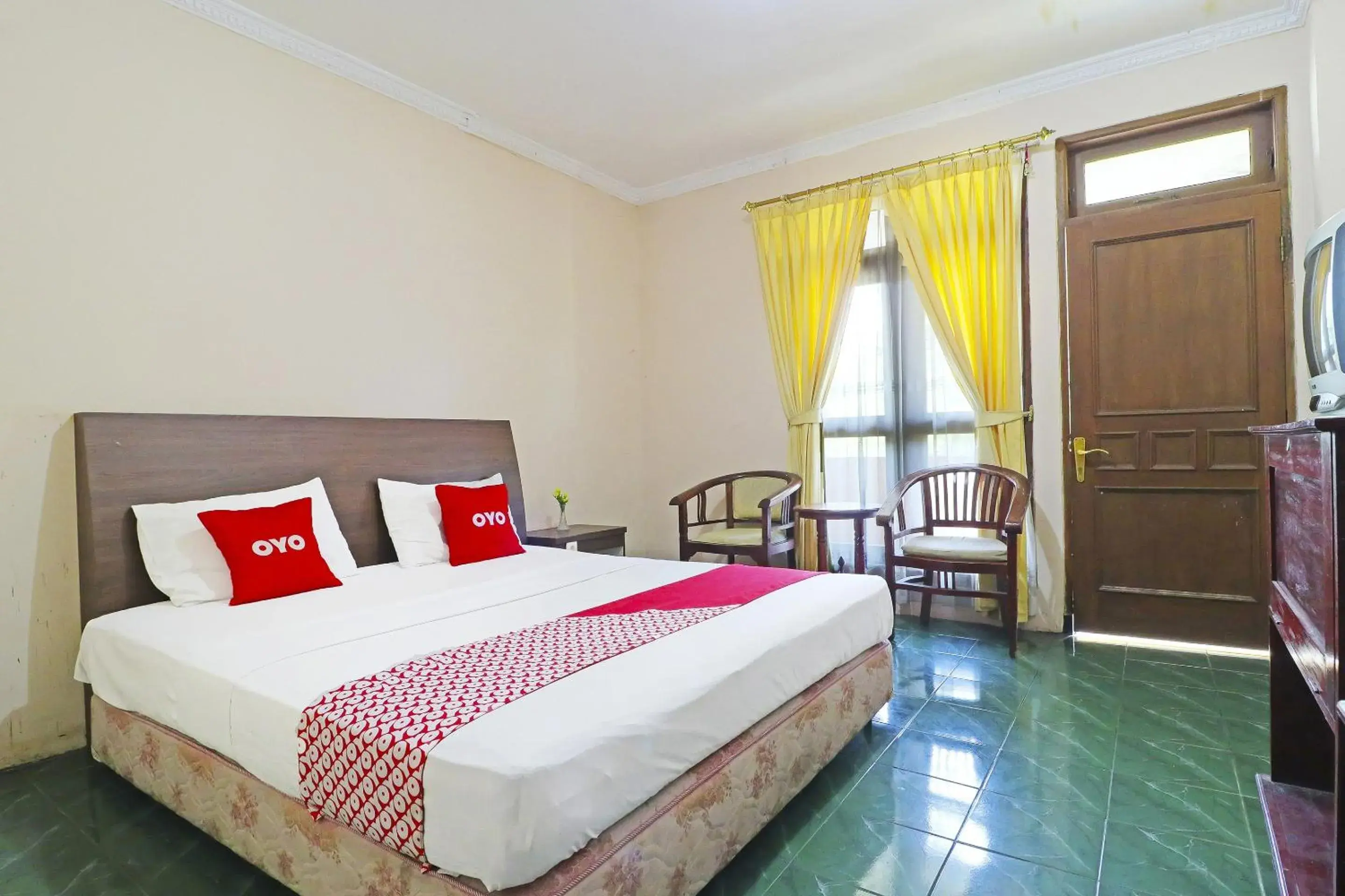 Deluxe Suite in RedDoorz near RSUD R Syamsudin Sukabumi Deluxe Suite in RedDoorz near RSUD R Syamsudin Sukabumi