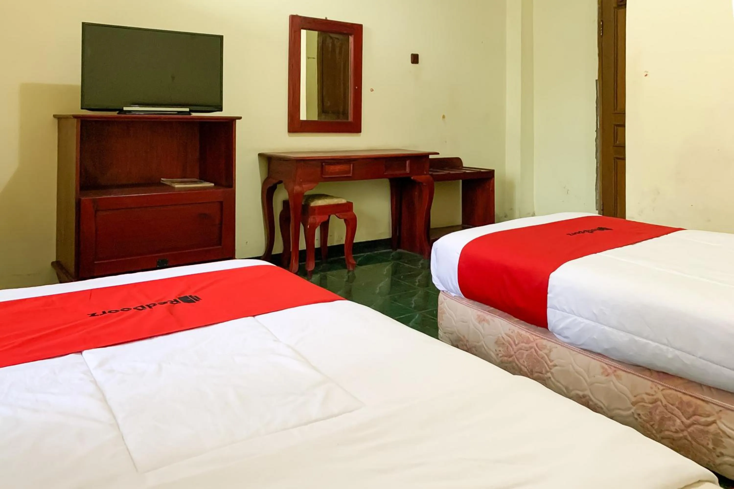 Bedroom, Bed in RedDoorz near RSUD R Syamsudin Sukabumi