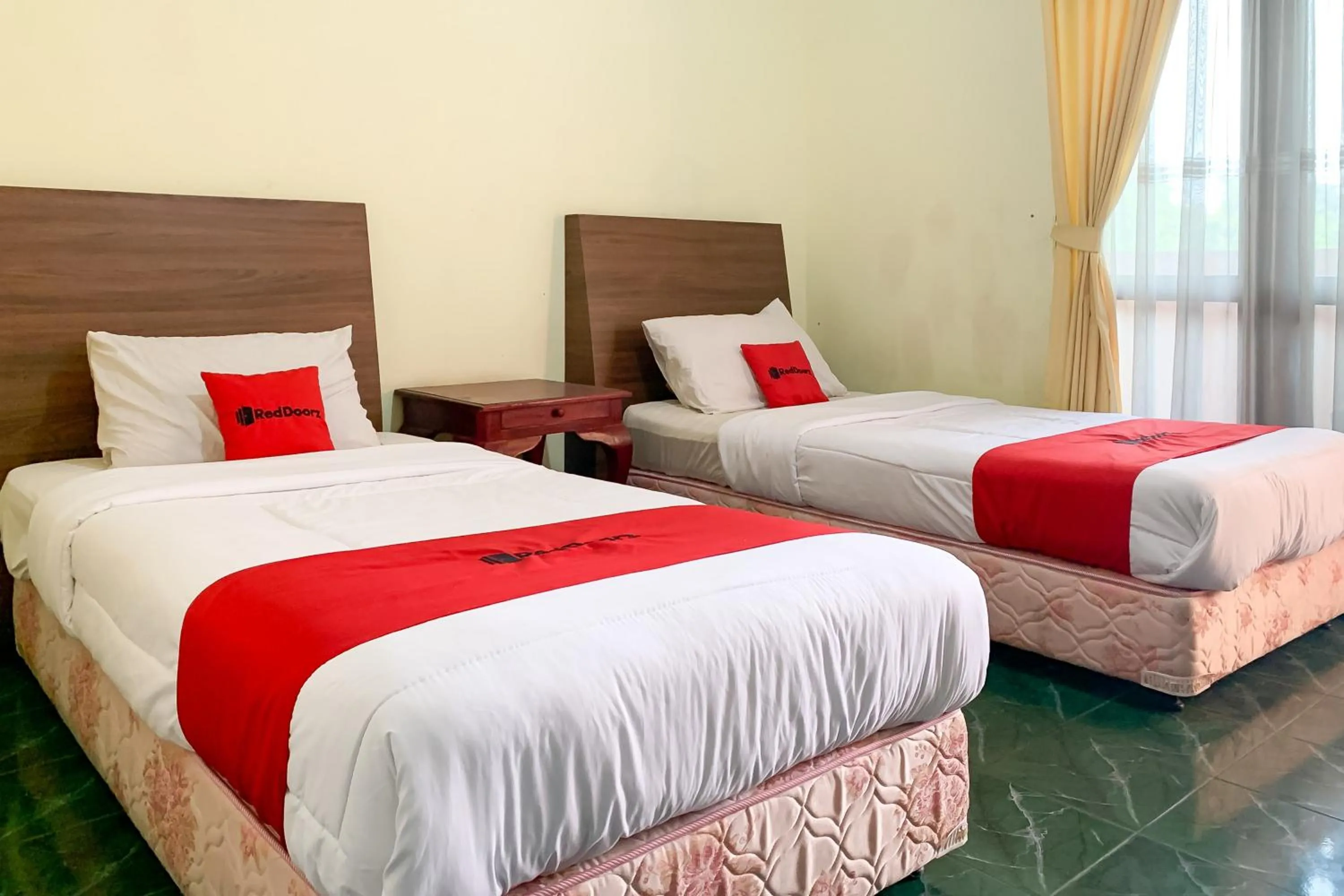 Bedroom, Bed in RedDoorz near RSUD R Syamsudin Sukabumi