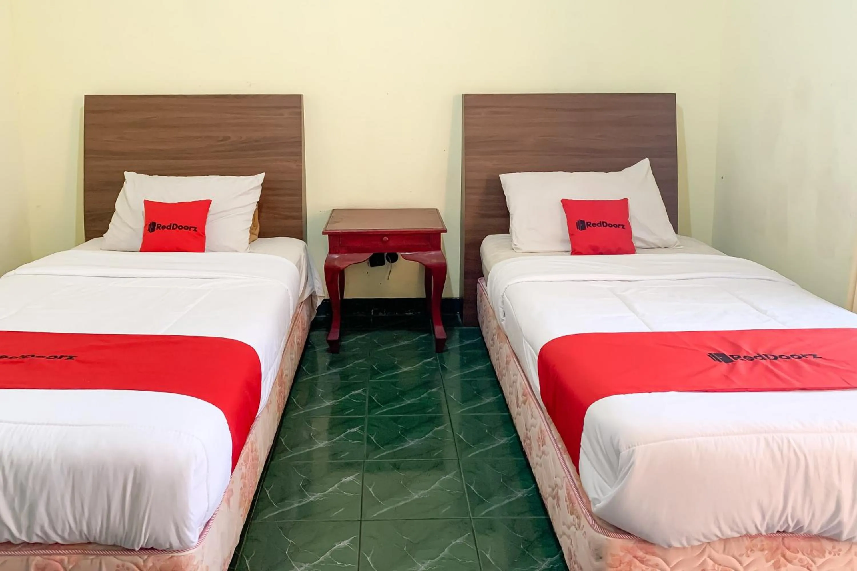 Bedroom, Bed in RedDoorz near RSUD R Syamsudin Sukabumi