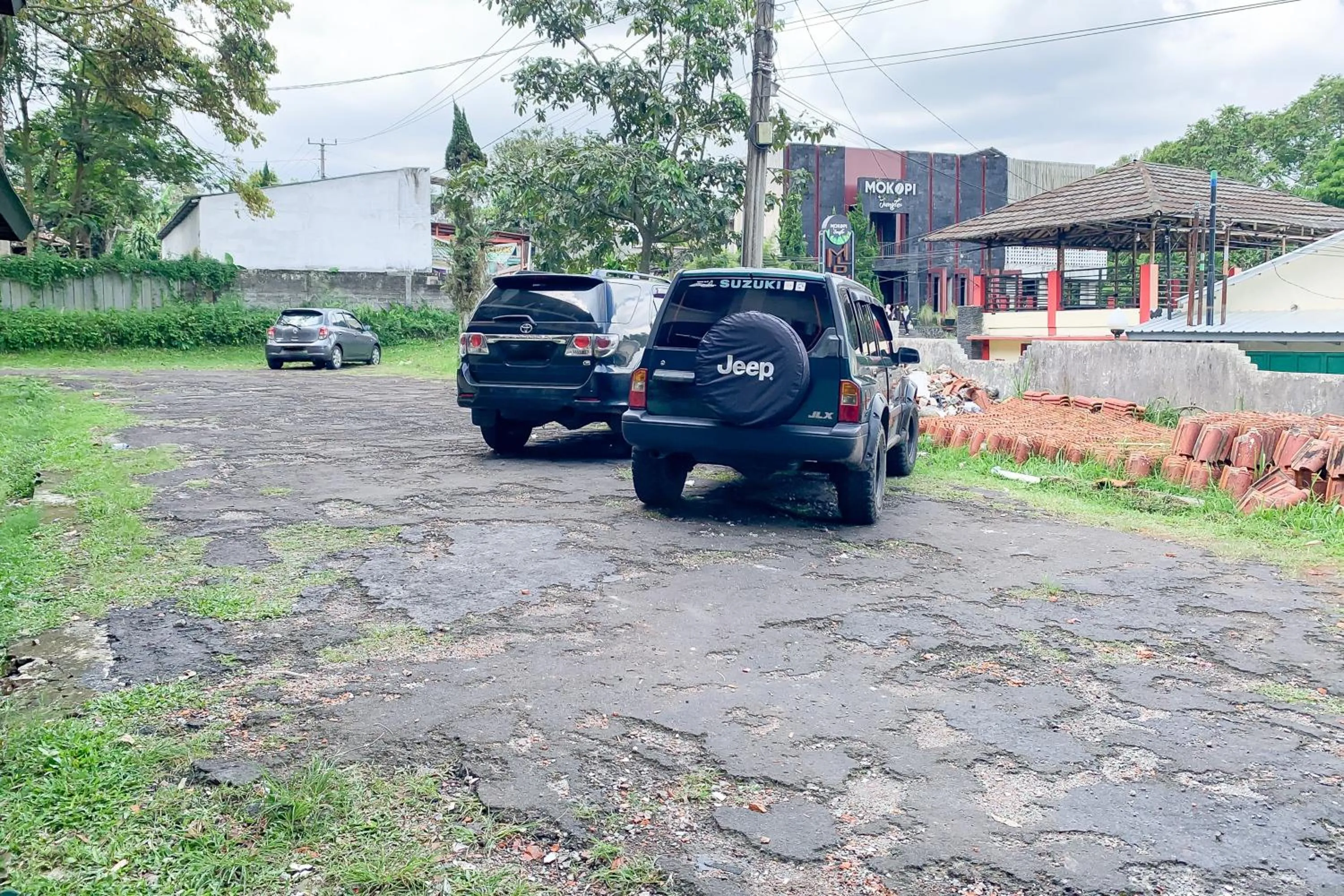 Parking in RedDoorz near RSUD R Syamsudin Sukabumi